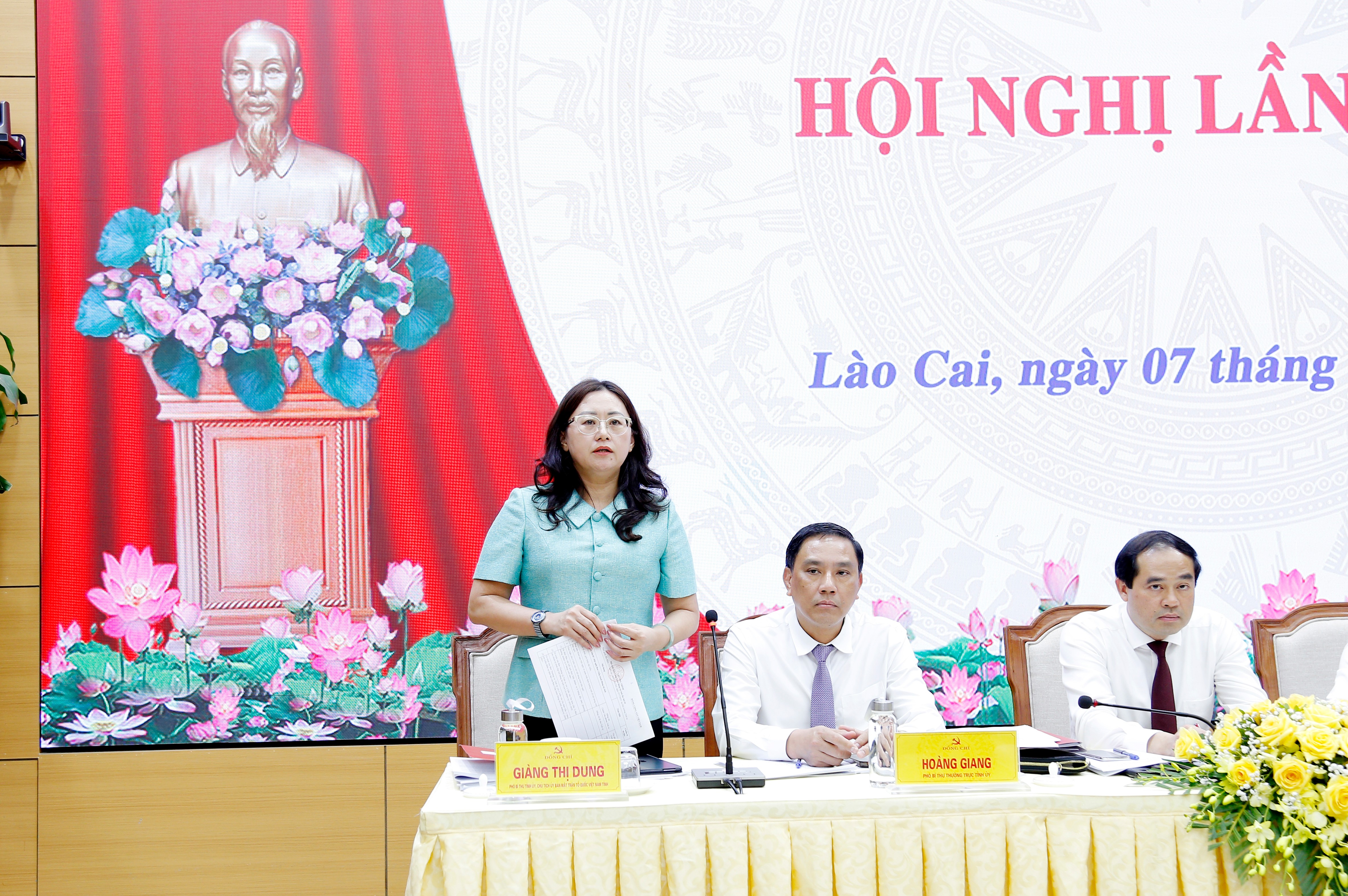 Đồng chí Giàng Thị Dung, Phó Bí thư Tỉnh ủy, Chủ tịch Ủy ban MTTQ tỉnh phát biểu tại hội nghị. mg-4675.jpg