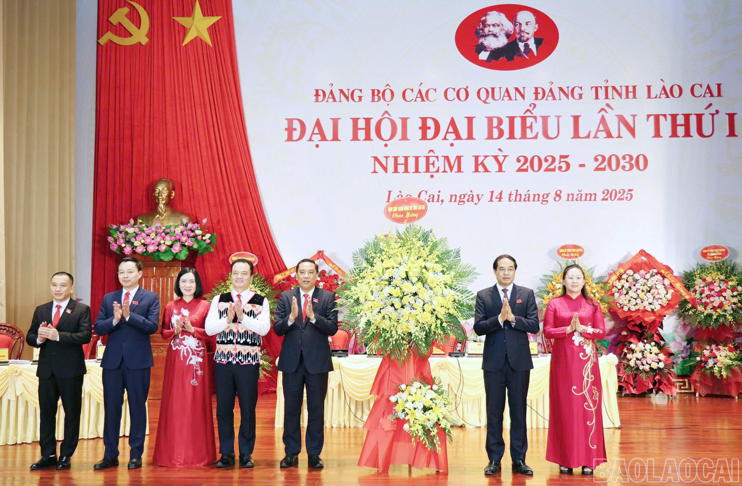 Thường trực Tỉnh ủy tặng hoa chúc mừng Đại hội đại biểu Đảng bộ Các cơ quan Đảng tỉnh lần thứ I, nhiệm kỳ 2025 – 2030. gen-h-z6949103678585-76ee3b58c08b442aea8d0be26368fcca.jpg