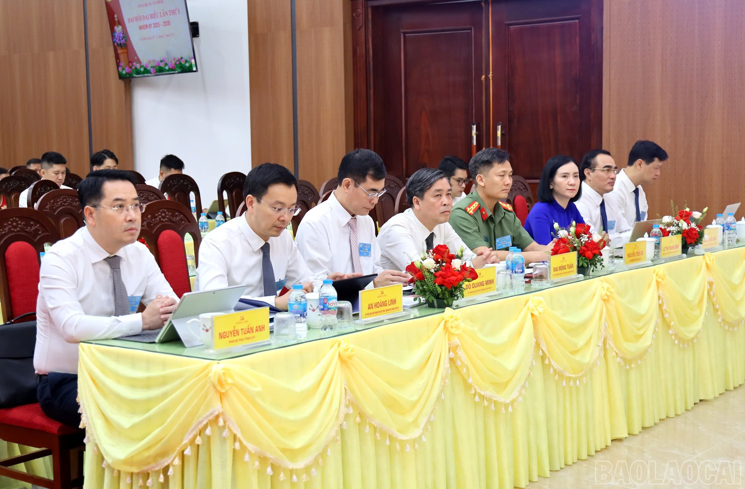 Đồng chí Nguyễn Tuấn Anh - Phó Bí thư Tỉnh ủy dự và chỉ đạo Đại hội. baolaocai-br_69d290517cedcab393fc.jpg