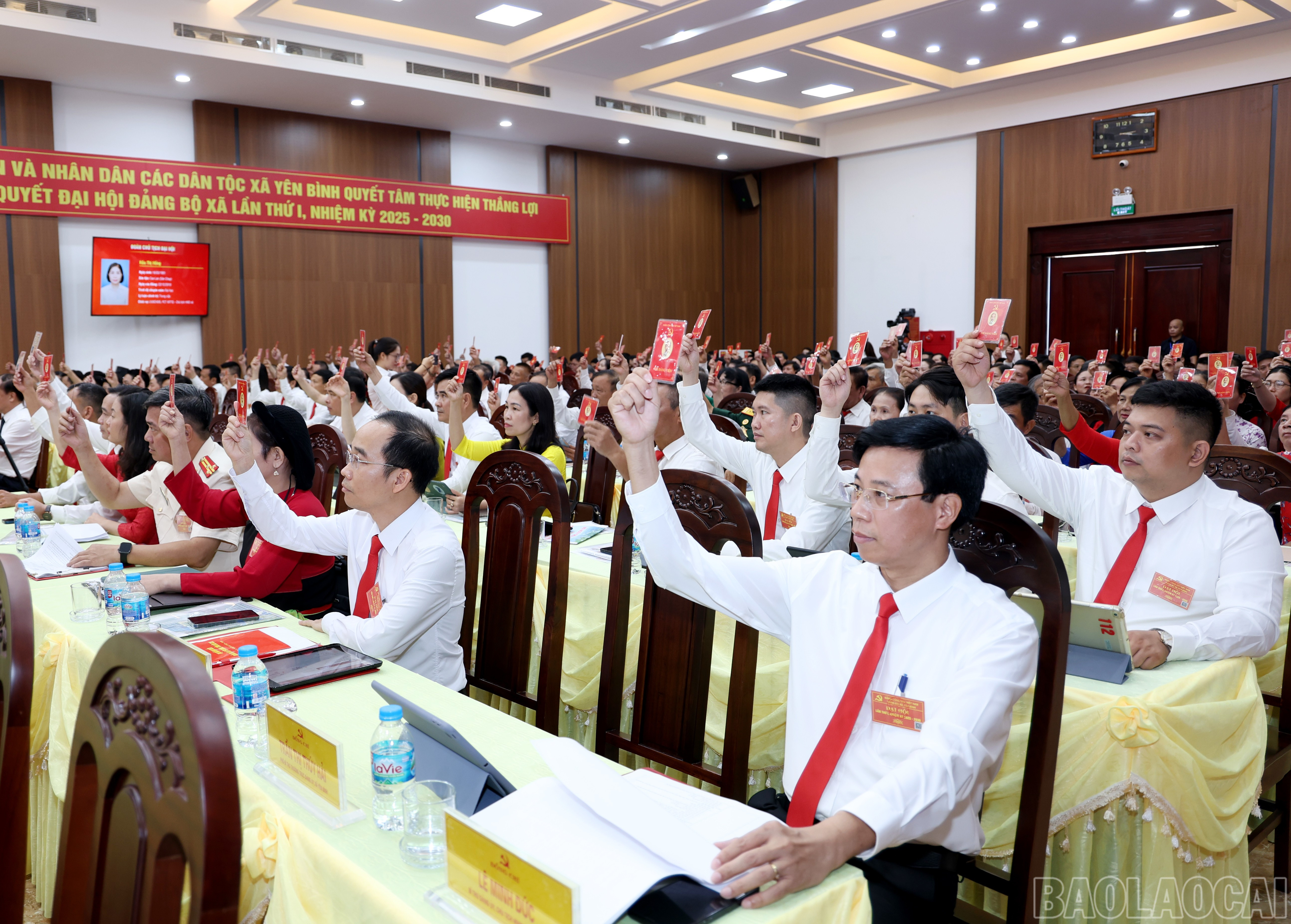Các đại biểu biểu quyết thông qua Quy chế làm việc và Nội quy của Đại hội. baolaocai-br_img-7449.jpg