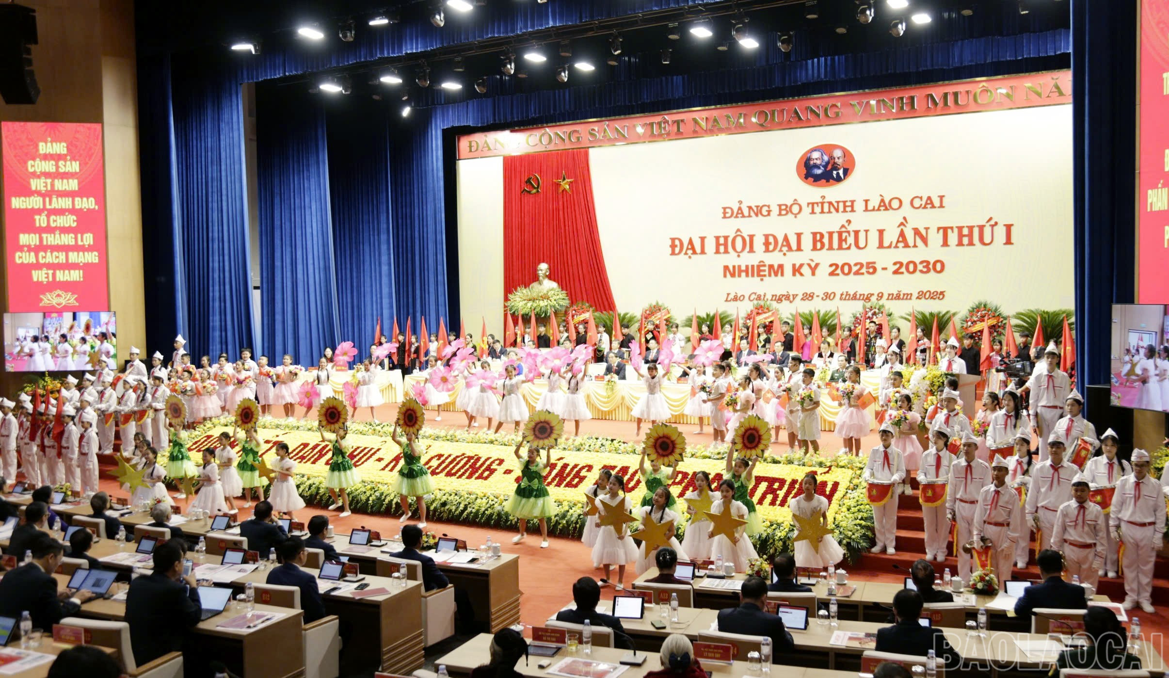 Đoàn thanh, thiếu niên, nhi đồng chào mừng Đại hội. baolaocai-br_cd3c65d64a05c05b9914.jpg