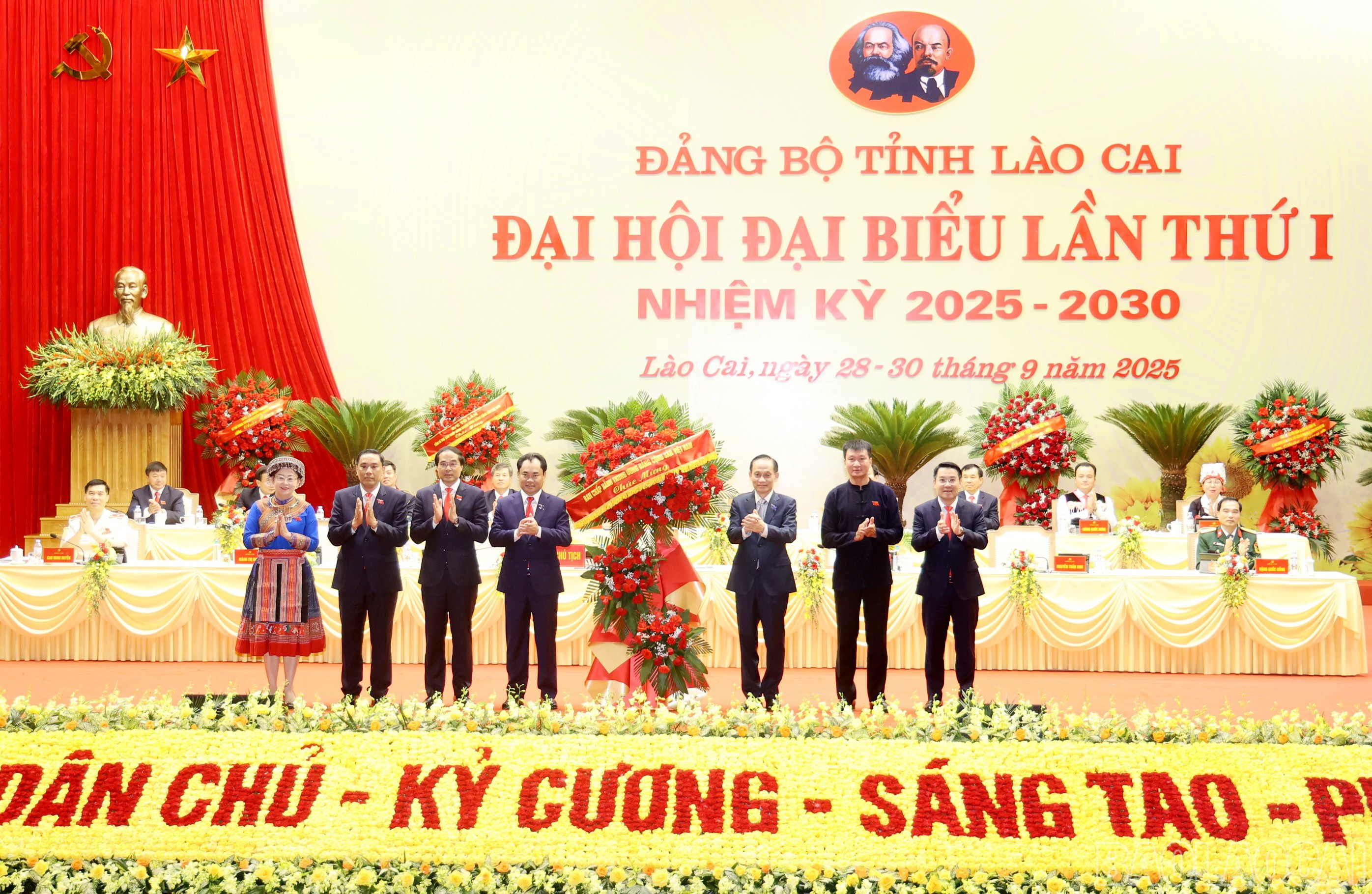 Đồng chí Lê Hoài Trung - Bí thư Trung ương Đảng, Quyền Bộ trưởng Bộ Ngoại giao tặng hoa chúc mừng Đại hội. baolaocai-br_40920944c7964dc81487.jpg