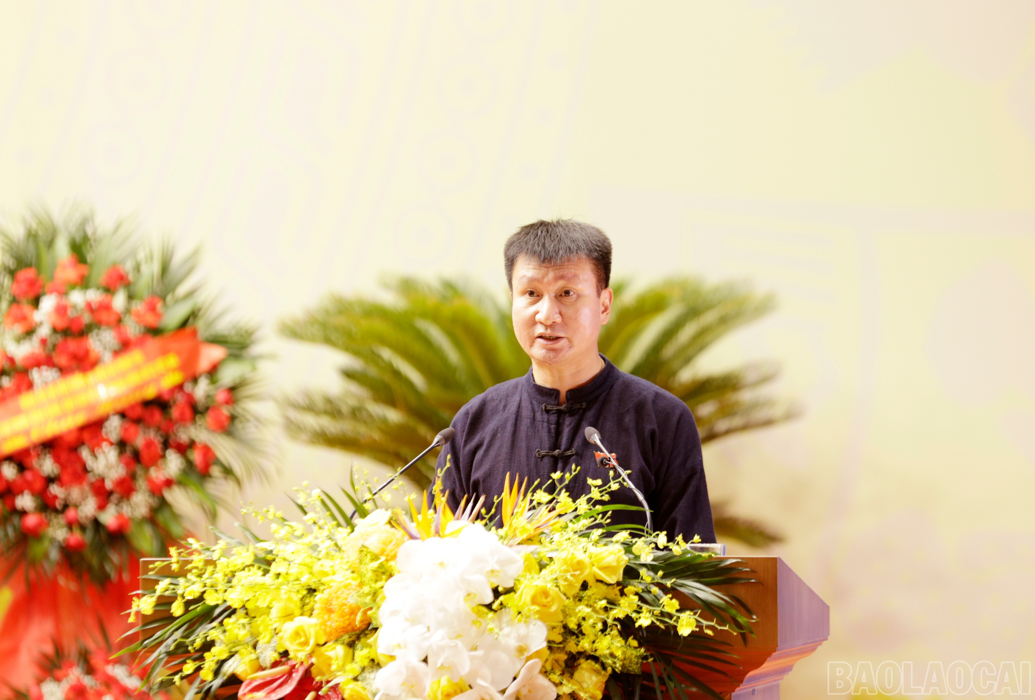 Đồng chí Trần Huy Tuấn - Phó Bí thư Tỉnh ủy, Chủ tịch UBND tỉnh trình bày tóm tắt dự thảo Báo cáo chính trị của Ban Chấp hành Đảng bộ tỉnh nhiệm kỳ 2020 - 2025 trình Đại hội. baolaocai-br_mg-8316.jpg