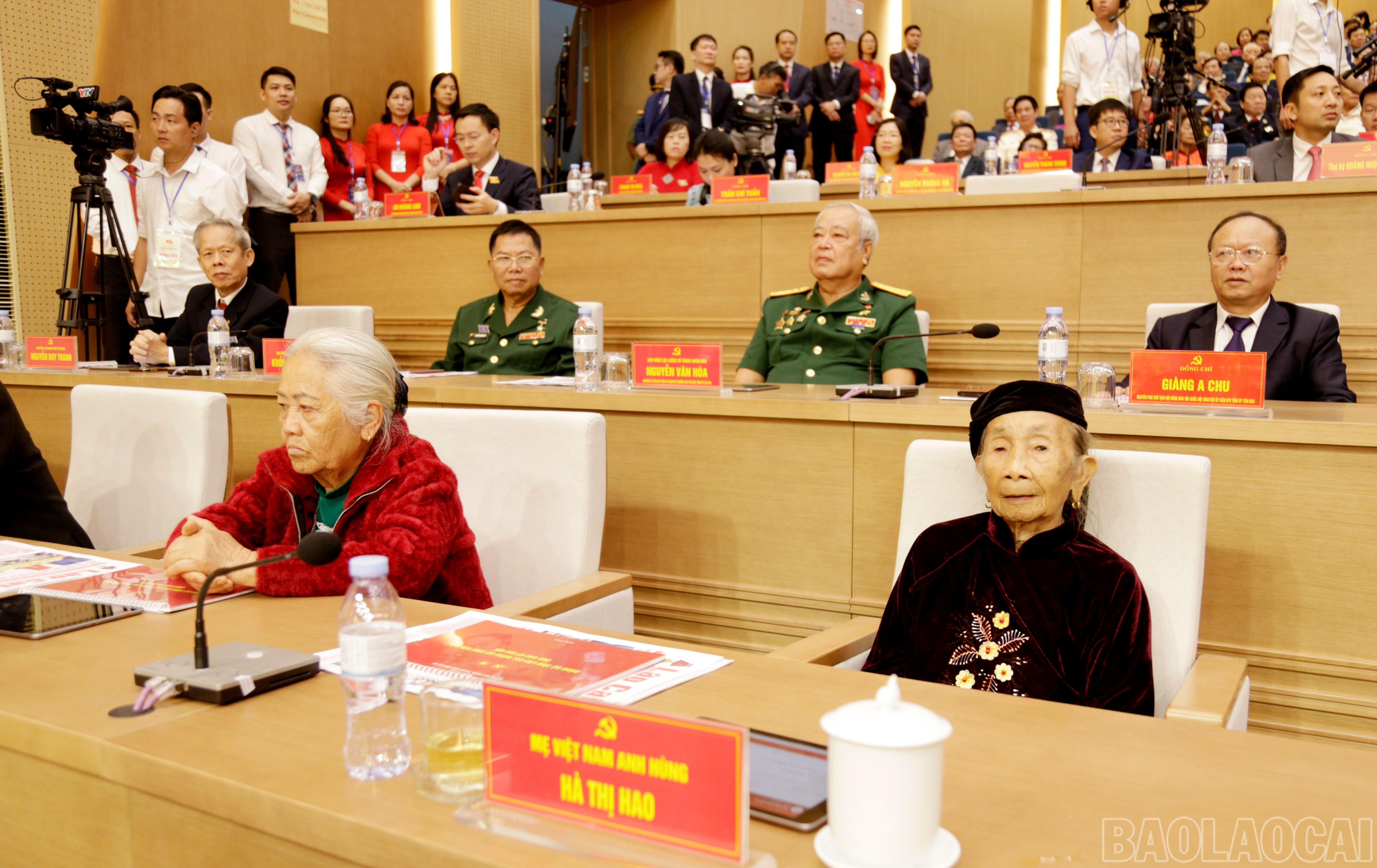 Các Mẹ Việt Nam anh hùng dự Đại hội. baolaocai-br_mg-8285.jpg