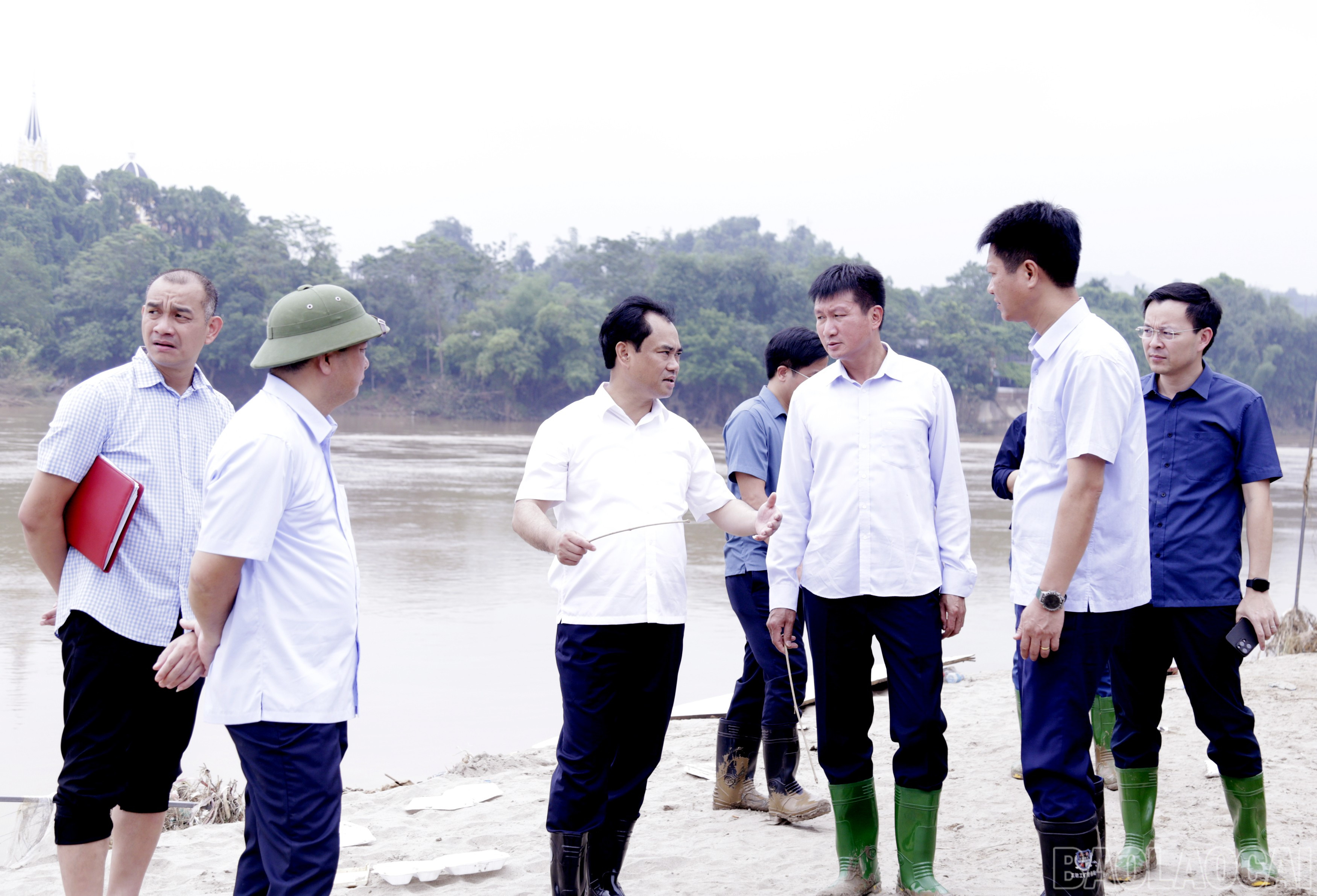 Bí thư Tỉnh ủy Trịnh Việt Hùng cùng đoàn công tác khảo sát, nghiên cứu, bàn các phương án tối ưu để khắc phục tình trạng ngập úng mỗi khi nước sông Hồng dâng cao do mưa lũ gây ra. baolaocai-br_mg-9511.jpg
