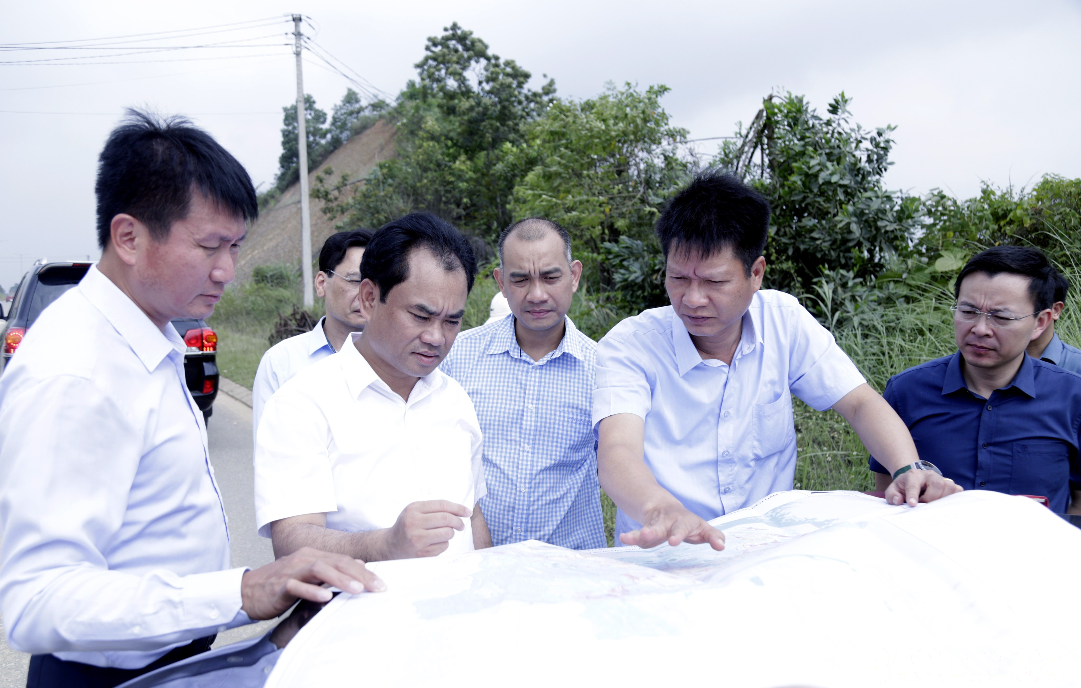 Bí thư Tỉnh ủy Trịnh Việt Hùng cùng đoàn công tác khảo sát, nghiên cứu thực địa tại khu vực suối Tuần Quán. baolaocai-br_mg-9356.jpg