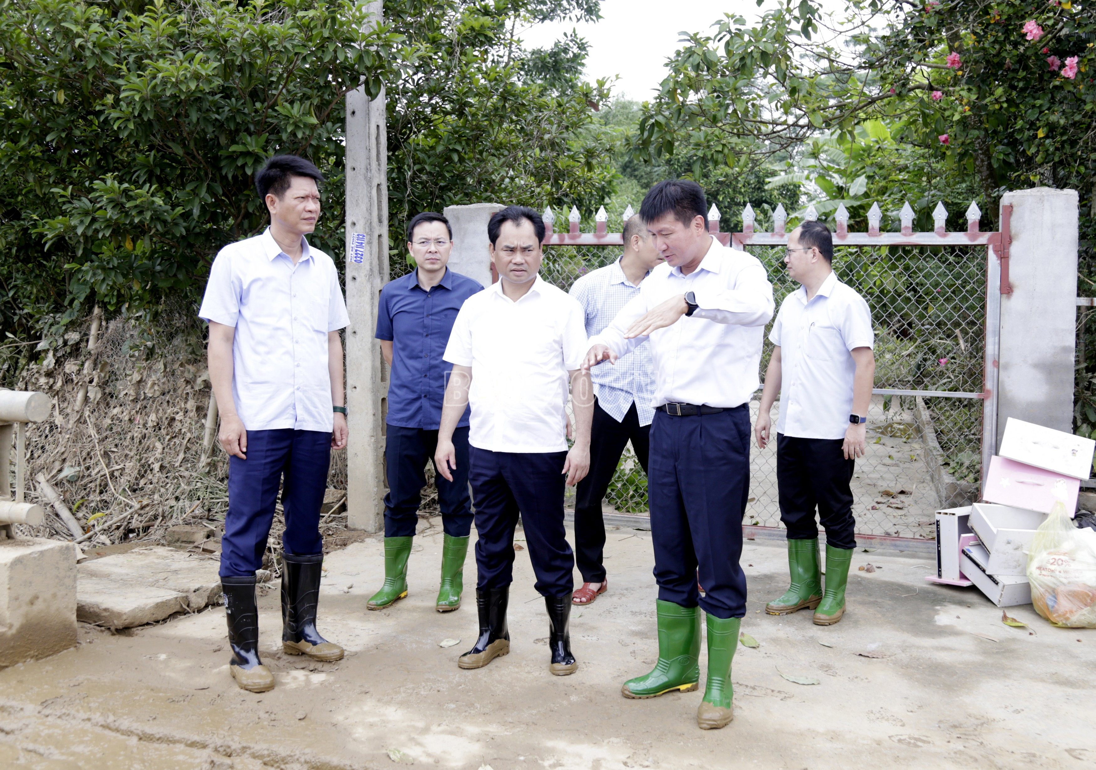 Bí thư Tỉnh ủy Trịnh Việt Hùng cùng đoàn công tác khảo sát, nghiên cứu thực địa tại khu vực cầu Nga Quán. baolaocai-c_mg-9467.jpg