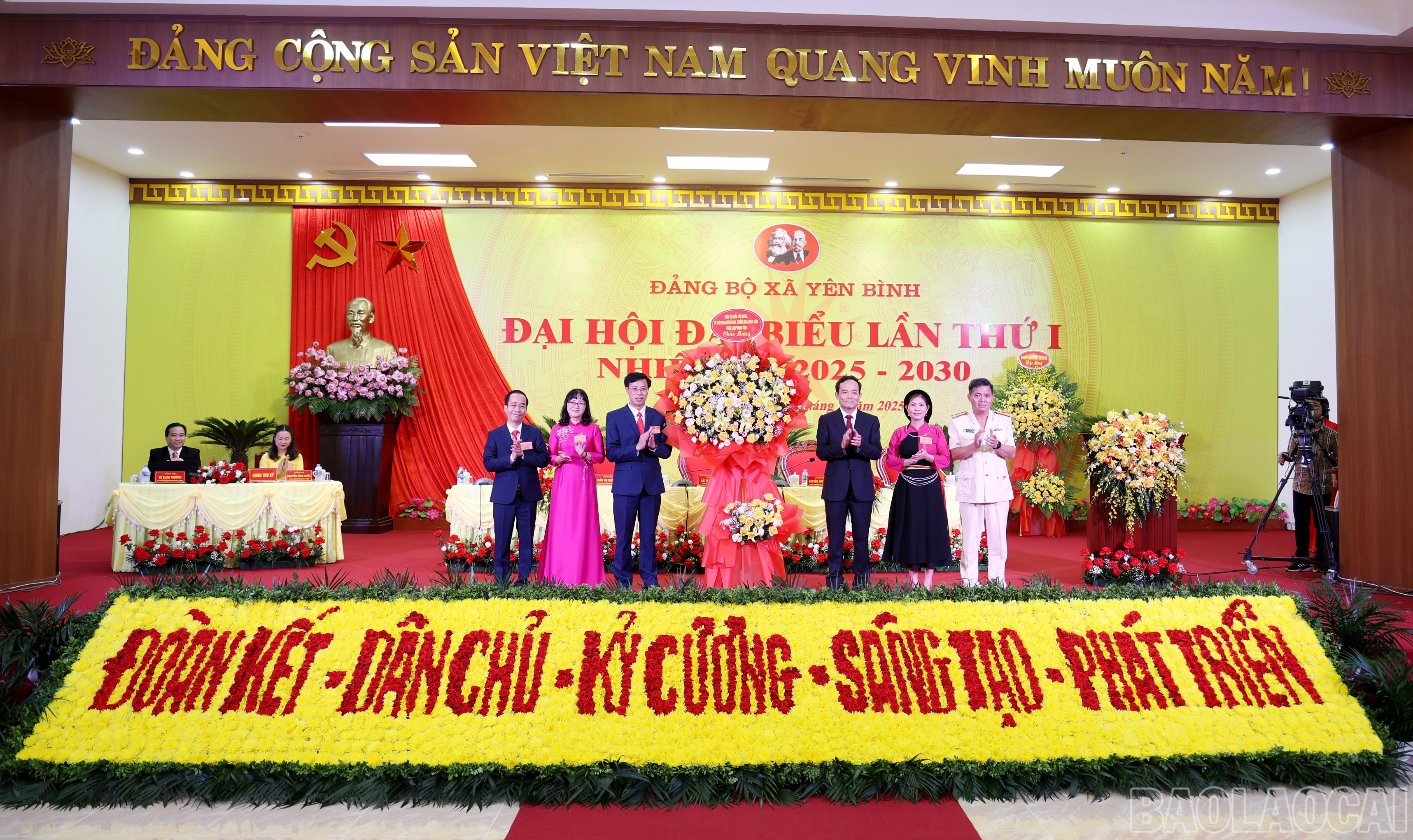 Đồng chí Trần Lưu Quang, Bí thư Trung ương Đảng, Trưởng Ban Chính sách, Chiến lược Trung ương tặng hoa chúc mừng đại hội. baolaocai-br_img-7898.jpg