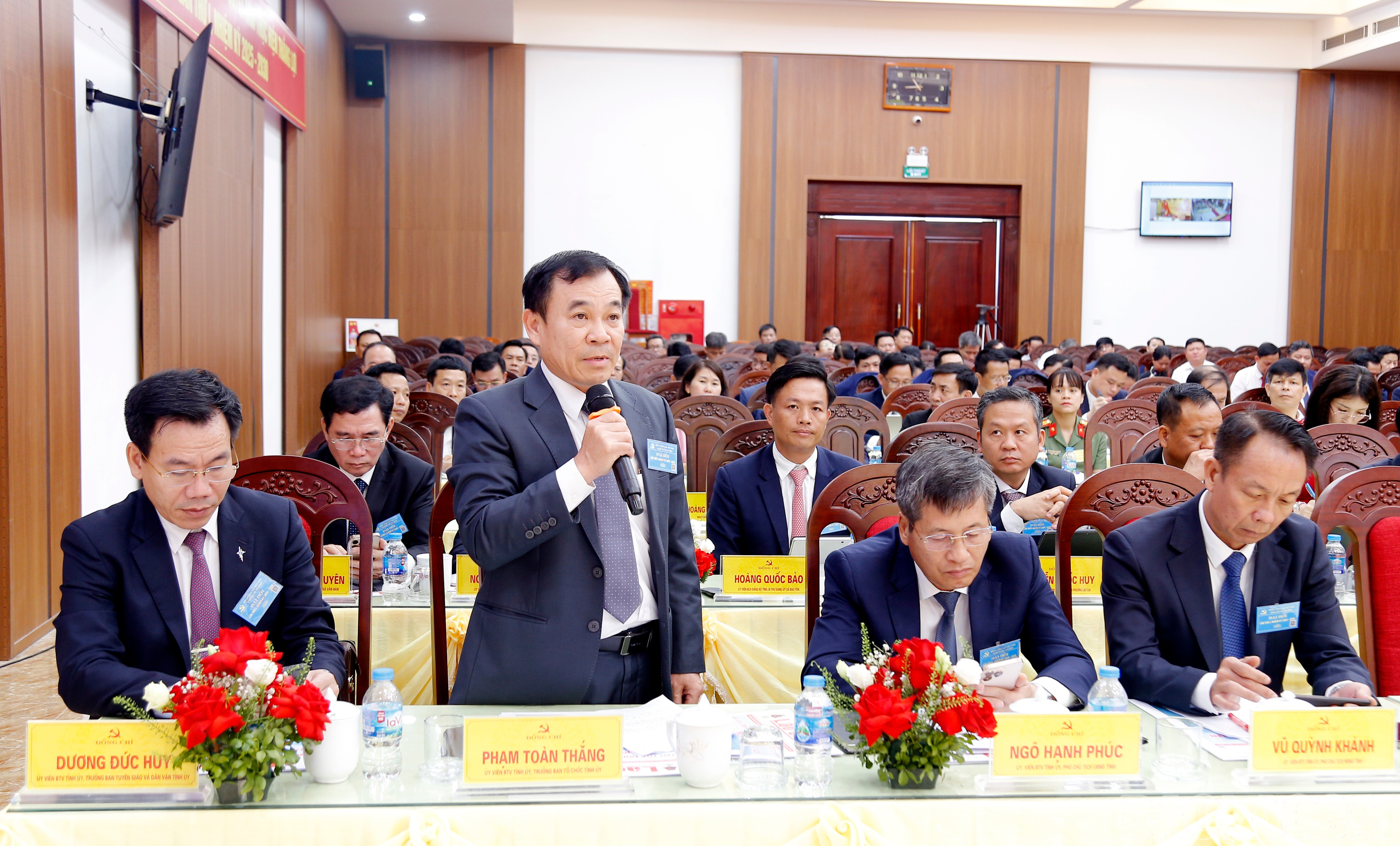 Lãnh đạo Ban Tổ chức Tỉnh ủy phát biểu tại hội nghị. baolaocai-br_mg-5378.jpg