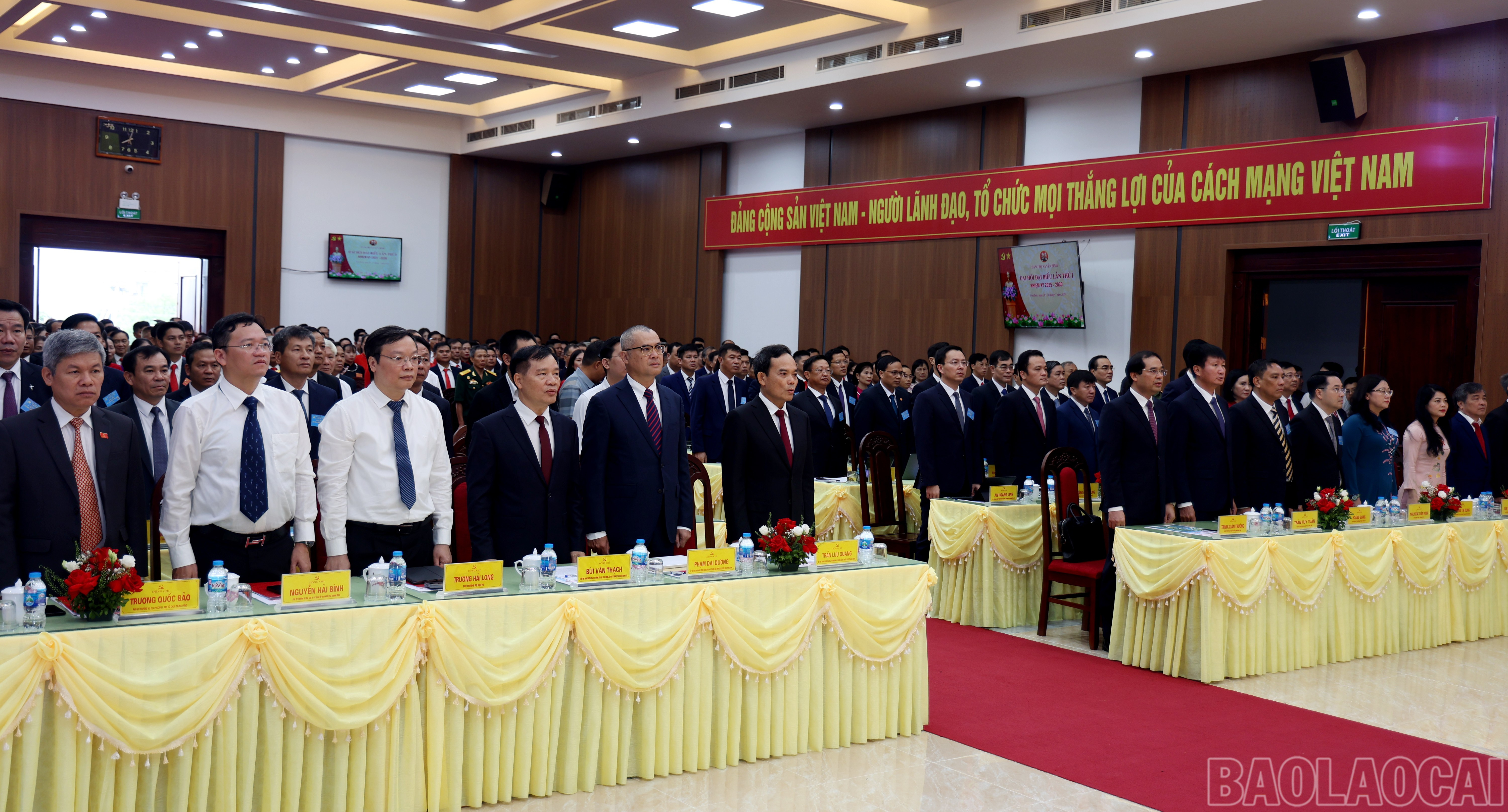 Các đại biểu dự đại hội làm lễ chào cờ. baolaocai-br_img-7704.jpg