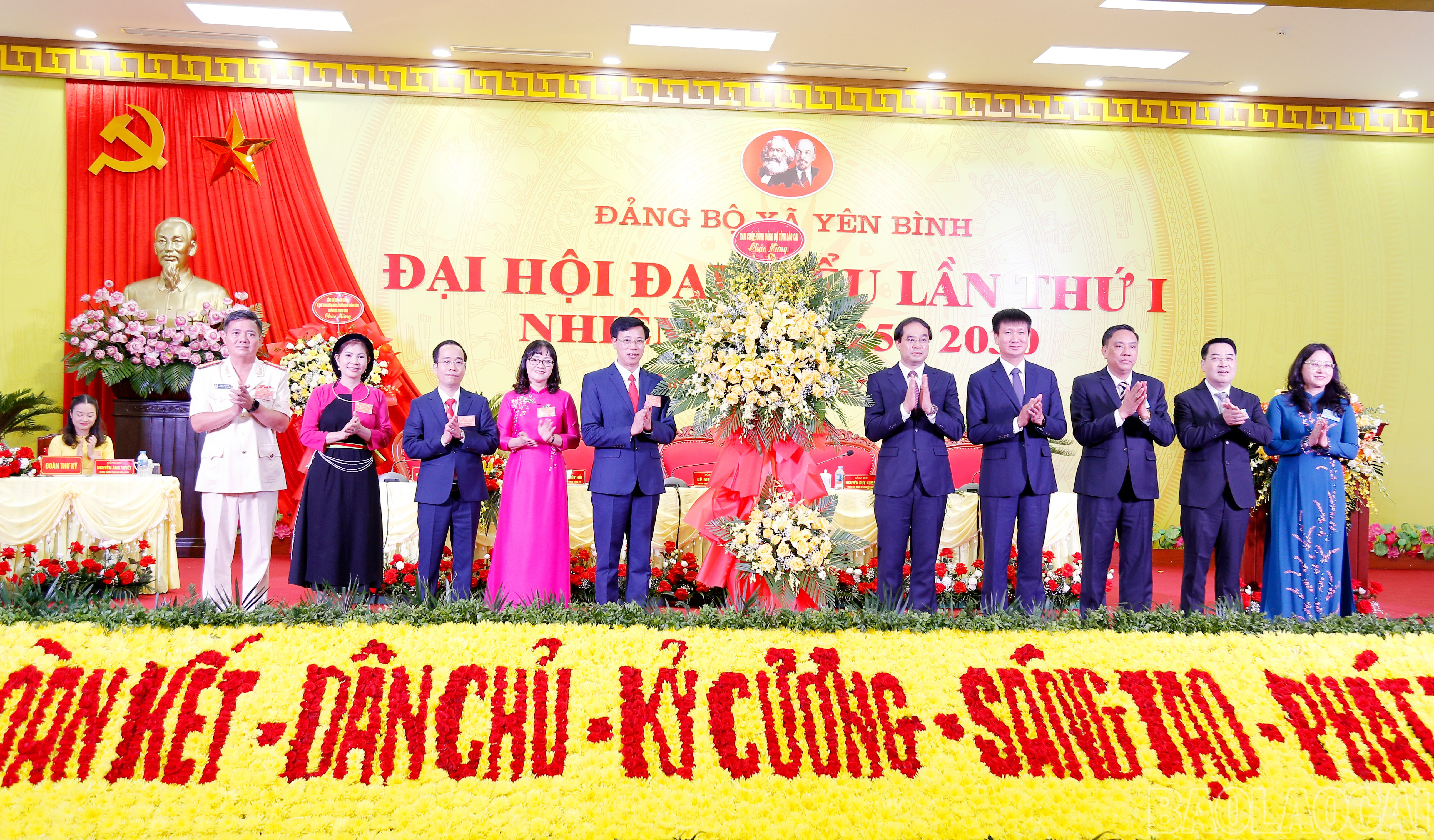 Thường trực Tỉnh ủy Lào Cai tặng hoa chúc mừng đại hội. baolaocai-br_mg-5342.jpg