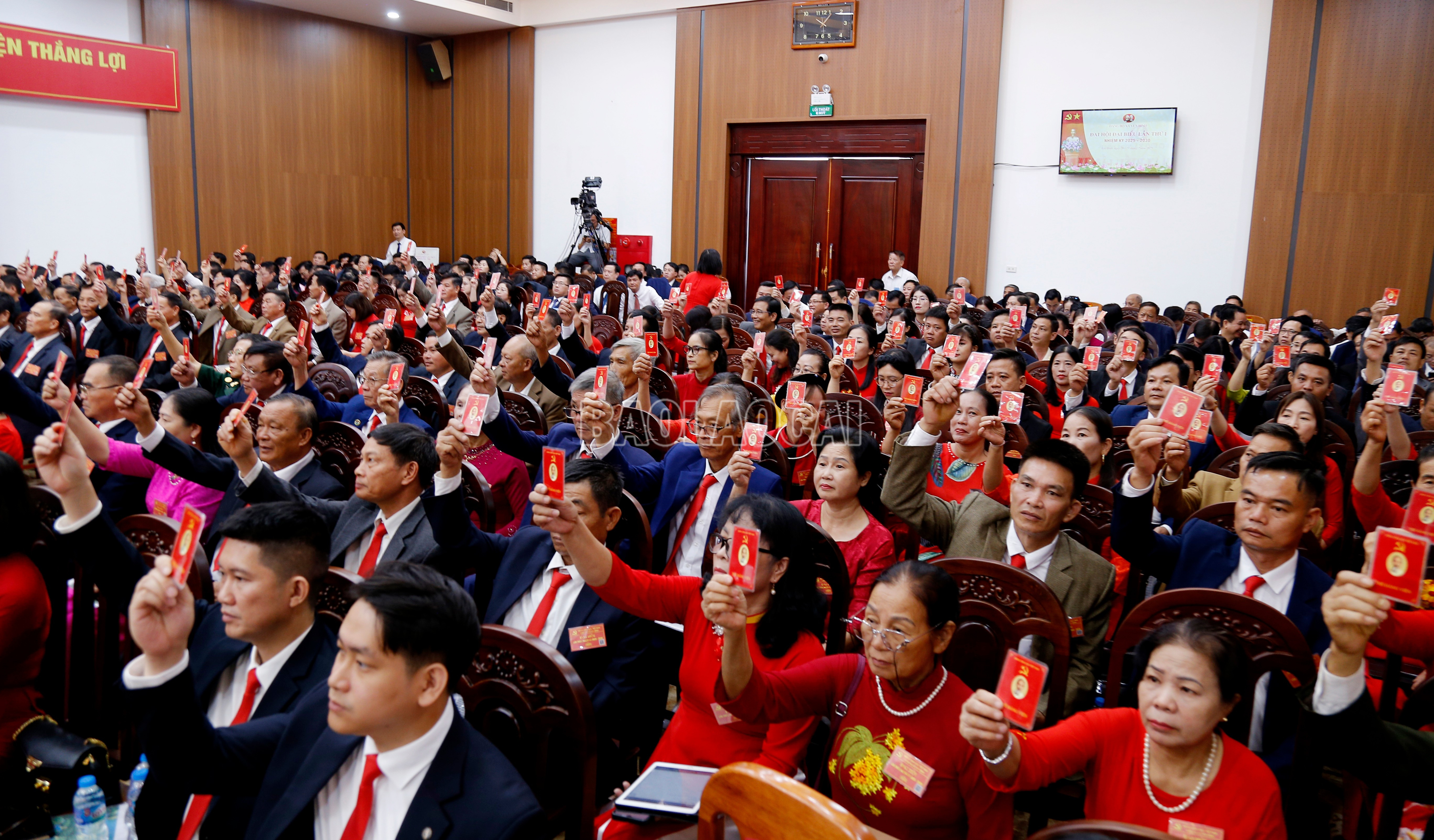 Các đại biểu biểu quyết thông qua Nghị quyết Đại hội Đảng bộ xã lần thứ I, nhiệm kỳ 2025 – 2030. baolaocai-c_mg-5356.jpg