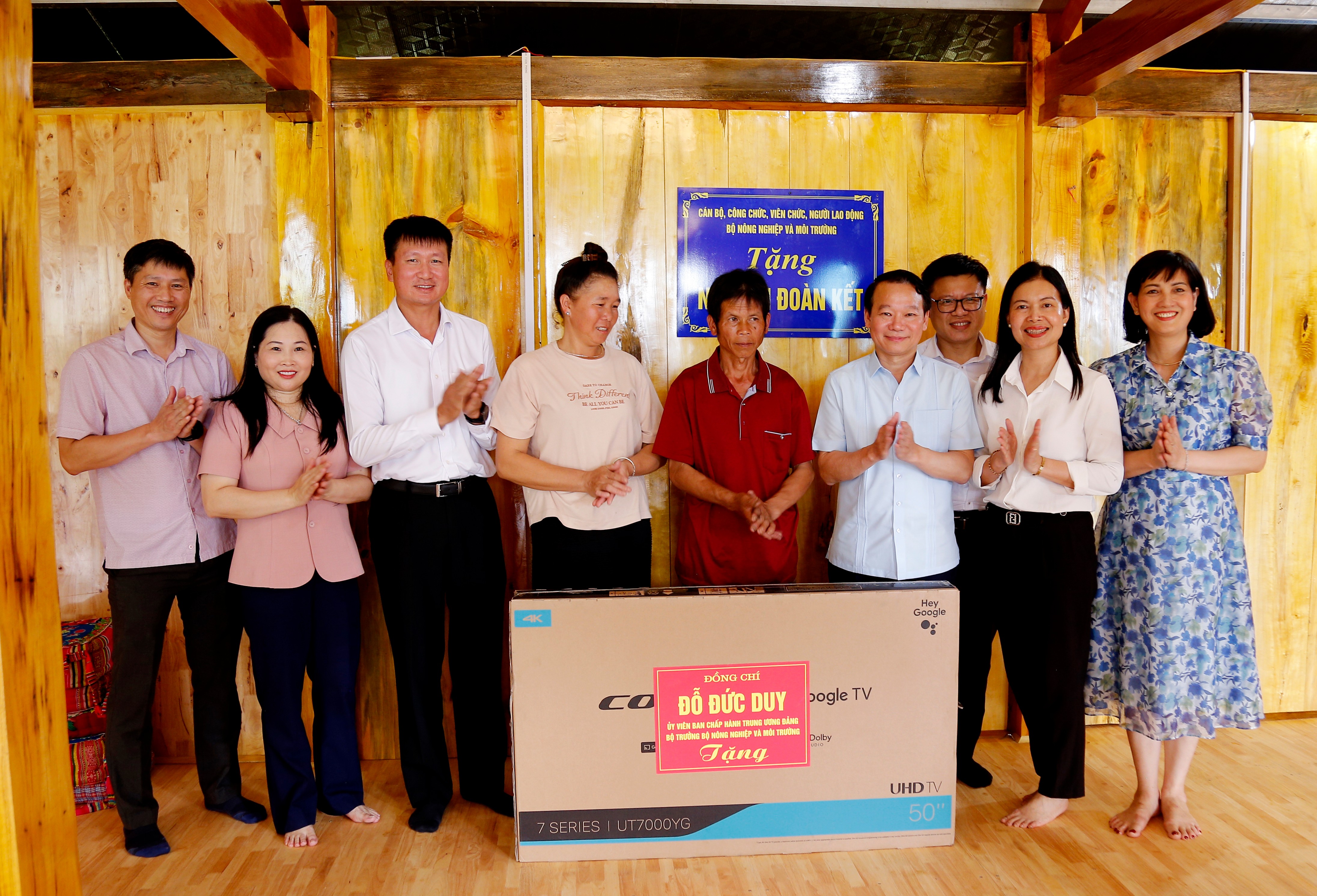 Bộ trưởng Đỗ Đức Duy và Chủ tịch UBND tỉnh Trần Huy Tuấn cùng đoàn công tác tặng quà cho gia đình anh Lò Văn Luân, tổ 3, xã Hạnh Phúc mg-4576.jpg