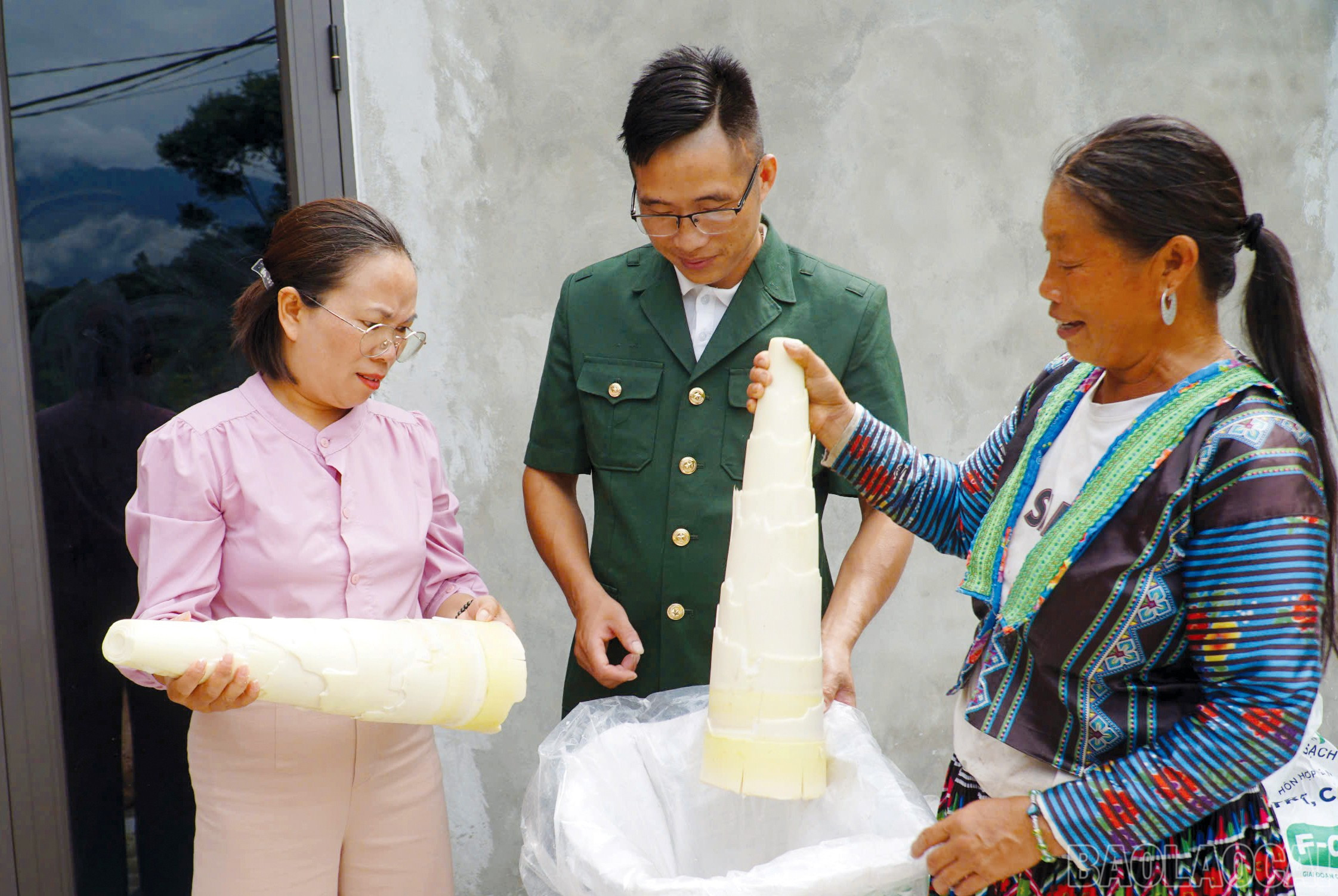 Anh Sùng A Dê - điển hình trong phát triển kinh tế ở thôn Ba Cầu, xã Văn Chấn. baolaocai-br_1-2.jpg