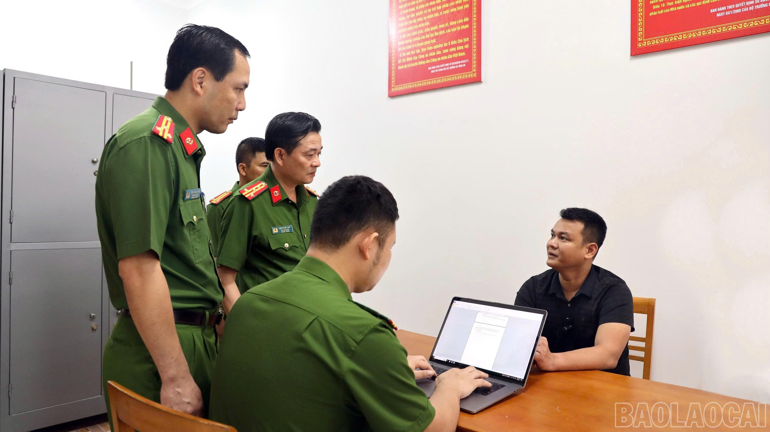 Công an làm việc với đối tượng cầm đầu đường dây Nguyễn Đắc Hưng, sinh năm 1987, trú tại Gò Vấp, Hồ Chí Minh baolaocai-br_b9277bd30c8087dede91.jpg