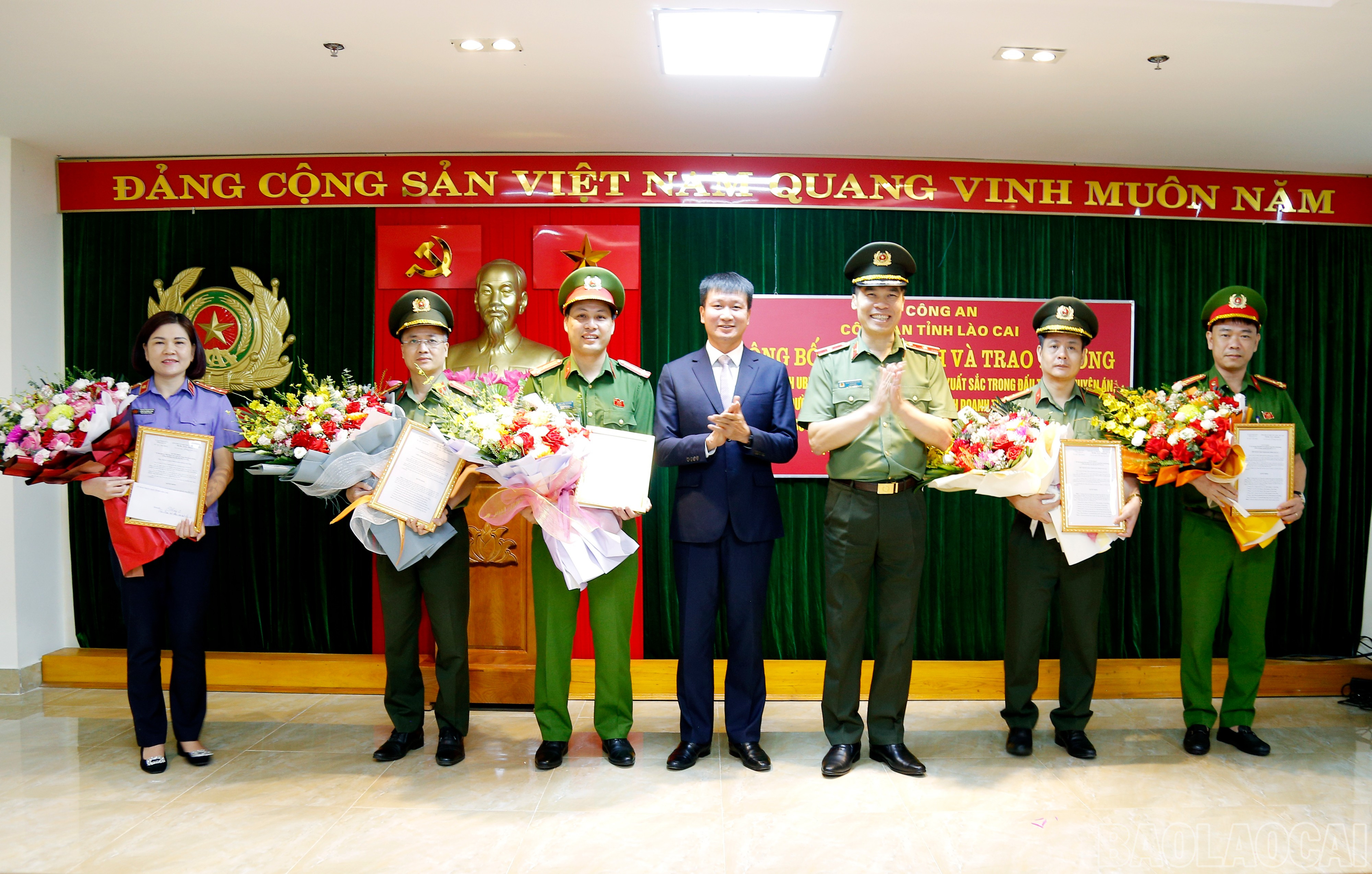 Các đồng chí Trần Huy Tuấn - Phó Bí thư Tỉnh ủy, Chủ tịch UBND tỉnh; Thiếu tướng Cao Minh Huyền - Ủy viên Ban Thường vụ Tỉnh ủy, Giám đốc Công an tỉnh trao khen thưởng cho các tập thể. baolaocai-br_mg-6741.jpg