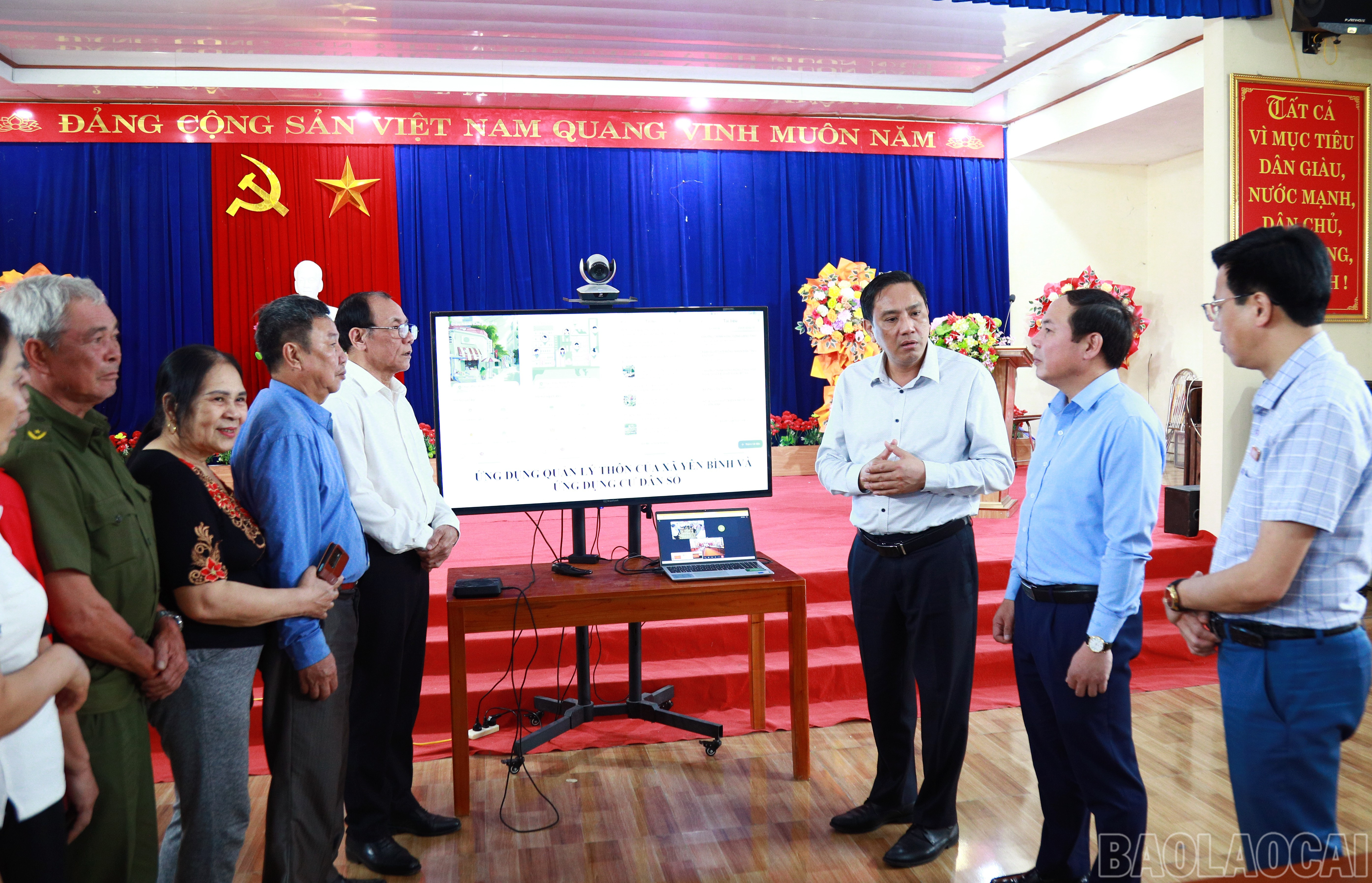 Đồng chí Phó Bí thư Thường trực Tỉnh ủy và đoàn công tác kiểm tra việc triển khai thí điểm thực hiện mô hình "thôn thông minh" tại thôn 6, xã Yên Bình.