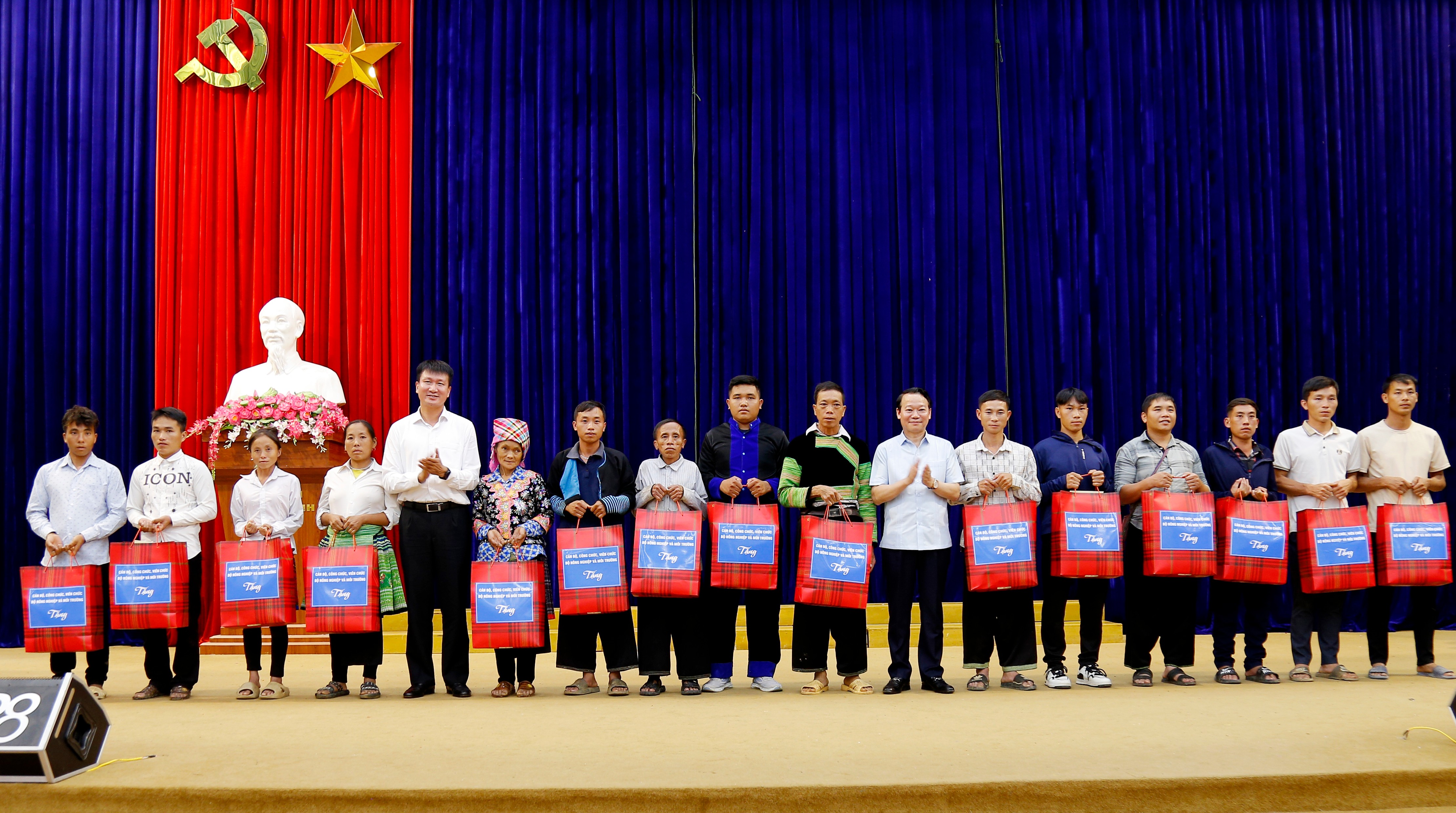 Bộ trưởng Đỗ Đức Duy và Chủ tịch UBND tỉnh Trần Huy Tuấn trao quà cho các hộ nghèo trên địa bàn 2 xã Hạnh Phúc và Trạm Tấu mg-4605.jpg