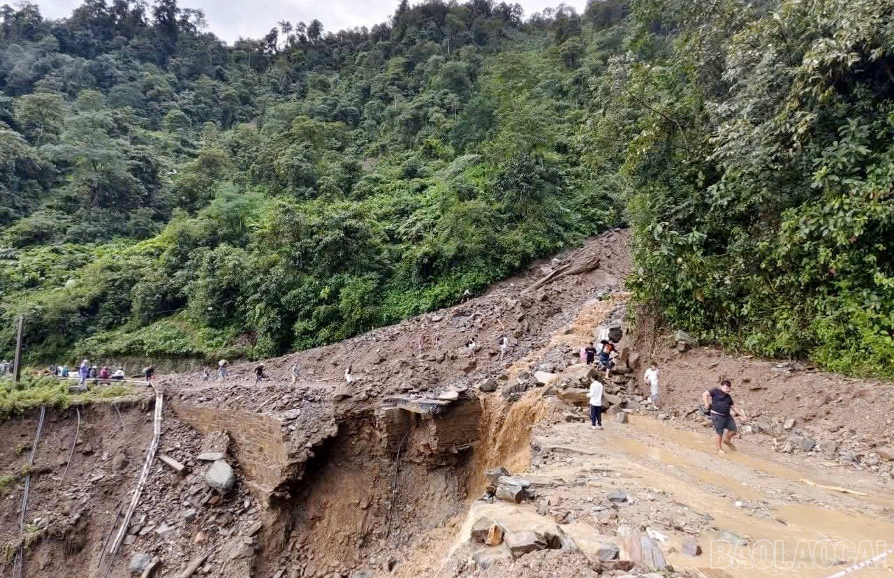 Km 269 + 750, khu vực đèo Khau Phạ, sạt lở ta luy âm đã làm mất hơn 20 m hoàn toàn nền đường, gây ách tắc giao thông cục bộ trong nhiều ngày. baolaocai-br_f56c692e-4c1a-4164-bcf1-01303d6910c9.jpg