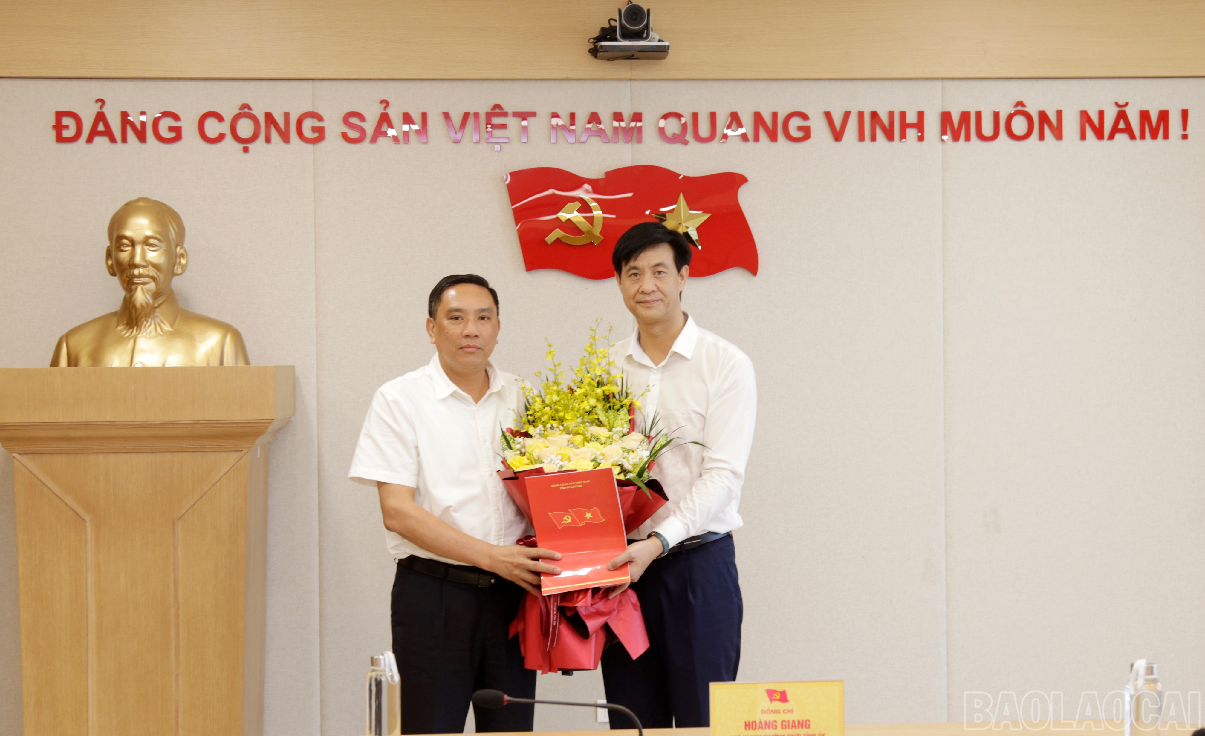 Đồng chí Hoàng Giang - Phó Bí thư Thường trực Tỉnh ủy trao quyết định và tặng hoa chúc mừng đồng chí Phan Trung Bá. baolaocai-br_mg-9791.jpg
