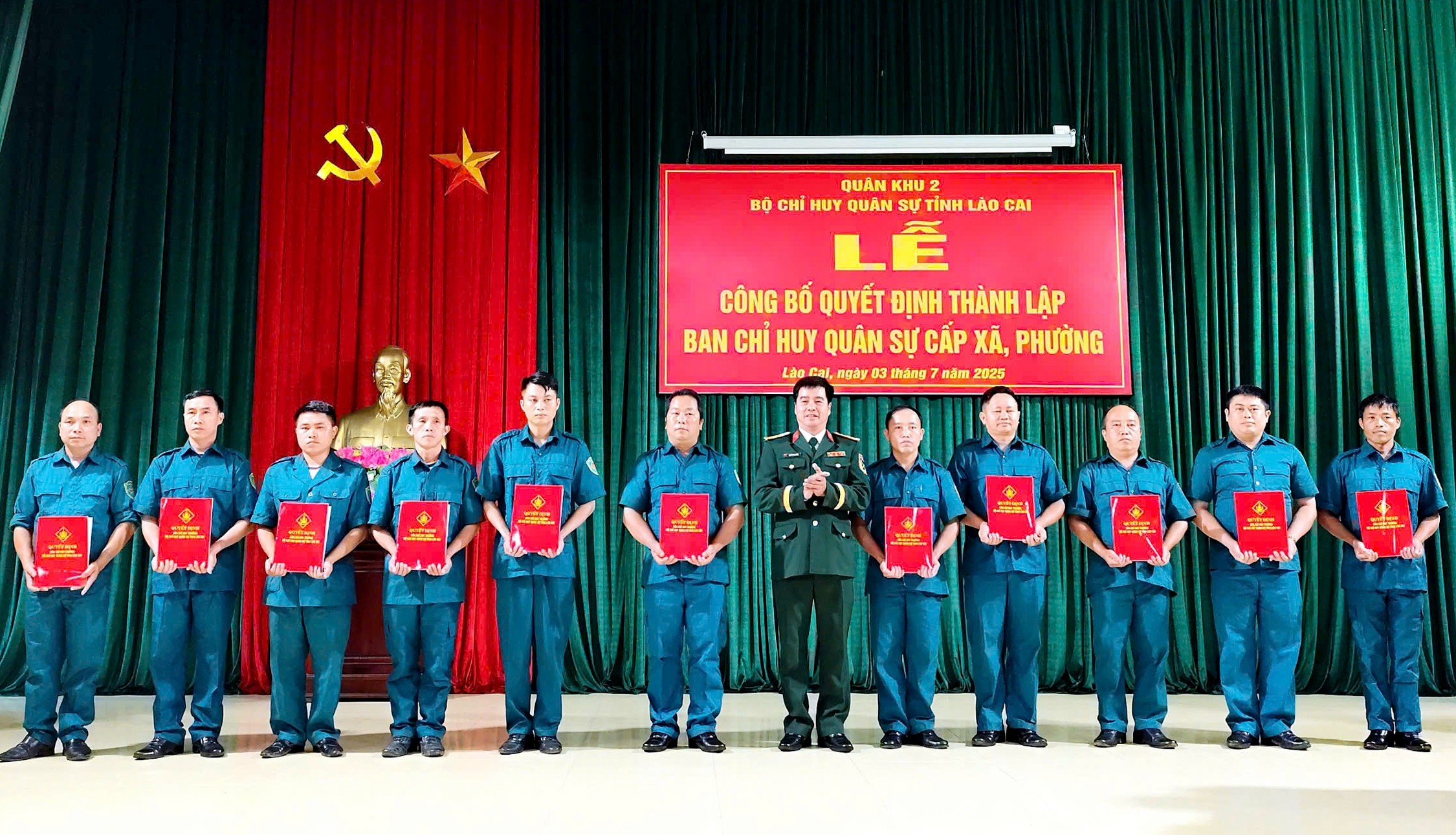 Lãnh đạo Bộ CHQS tỉnh Lào Cai trao quyết định thành lập các ban CHQS cấp xã thuộc Ban Chỉ huy Phòng thủ khu vực 4 - Nghĩa Lộ. gen-h-z6768890525756-cb36394bea207d5ba7cc82495660f272.jpg