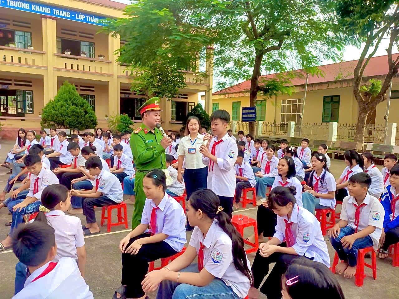 Công an phường Nghĩa Lộ phối hợp với Trường THCS Lê Hồng Phong tổ chức tuyên truyền chuyên đề về trật tự, an toàn giao thông; phòng, chống tội phạm và tệ nạn xã hội học đường. (Ảnh: Công an tỉnh) gen-h-nghia-lo.jpg