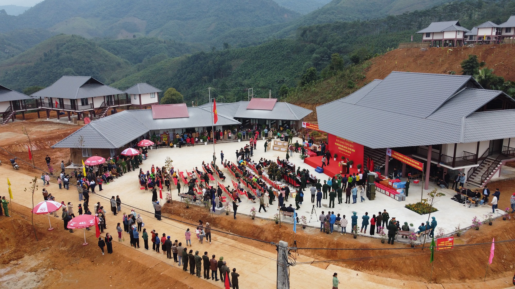 Một góc của làng Nủ, xã Phúc Khánh hôm nay. nha-sinh-hoat-cong-dong-lang-nu-trong-ngay-doan-cong-tac-bo-quoc-phong-ban-giao-nha-tang-qua-cho-cac-ho-dan.jpg