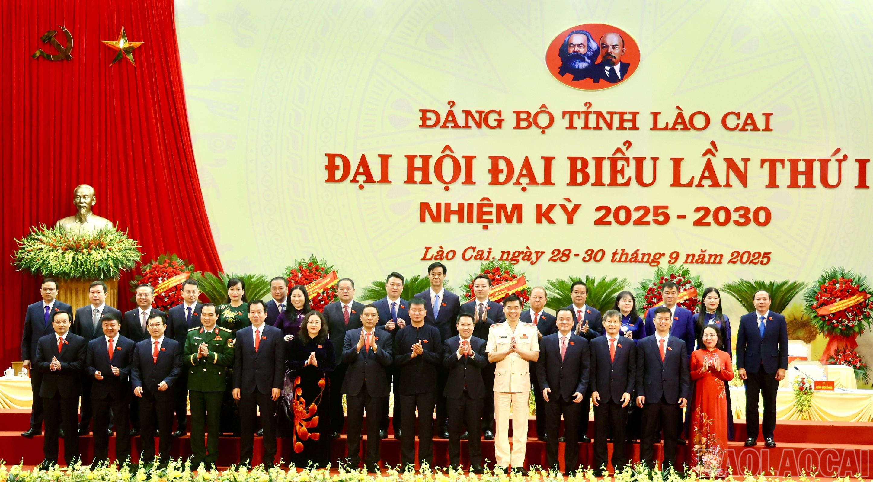 32 đại biểu chính thức và 2 đại biểu dự khuyết dự Đại hội cấp trên ra mắt Đại hội. baolaocai-br_z7064463516275-4609e0d07442e260c514585068bfb3f1.jpg