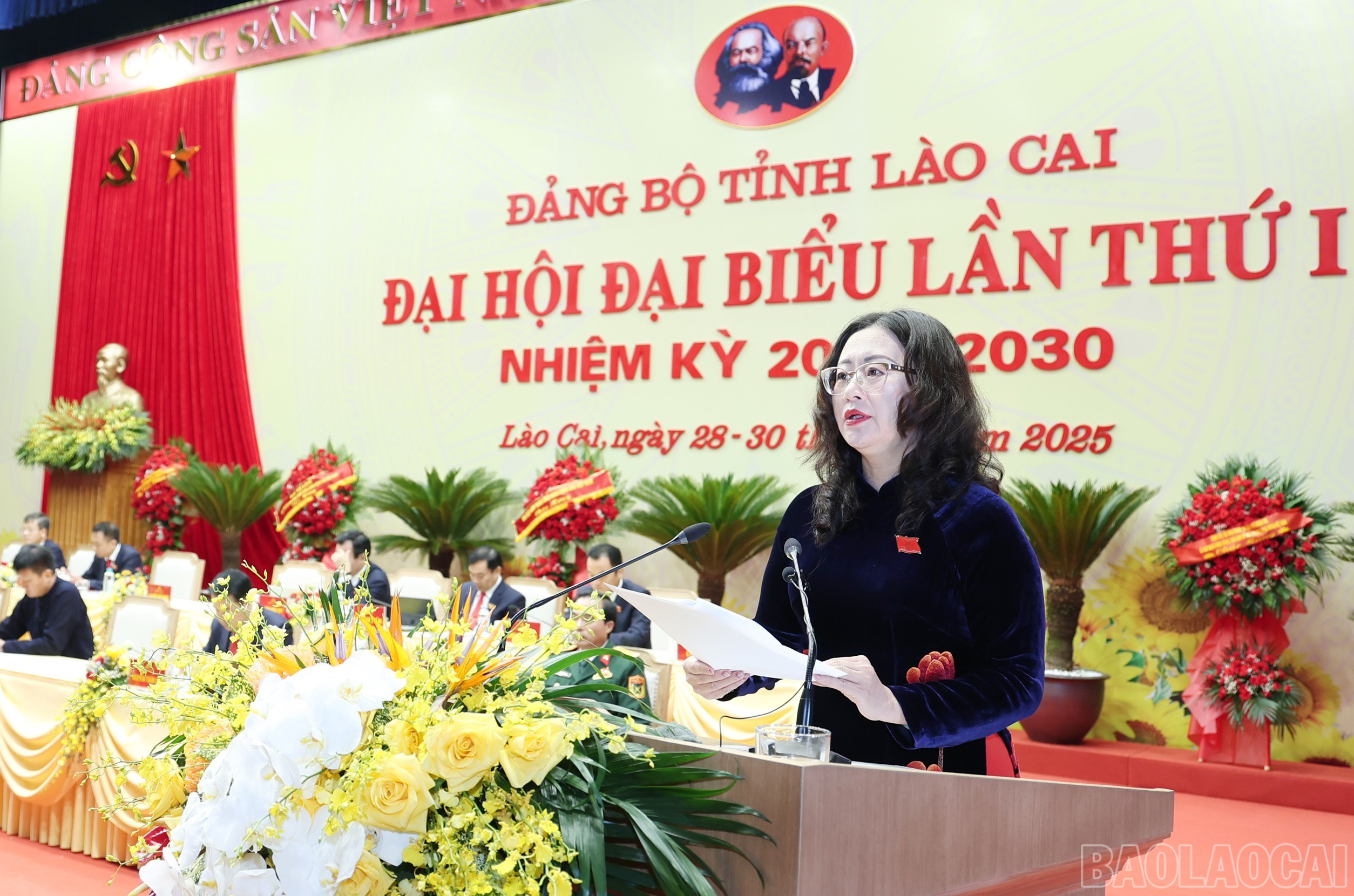 Đồng chí Giàng Thị Dung, Phó Bí thư Tỉnh ủy, Chủ tịch Ủy ban MTTQ Việt Nam tỉnh trình bày Báo cáo tổng hợp các ý kiến của Đảng bộ tỉnh Lào Cai vào các dự thảo Văn kiện Đại hội đại biểu toàn quốc lần thứ XIV của Đảng. baolaocai-br_img-3326.jpg