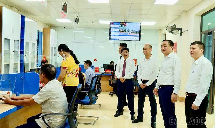 Yen Bai ward leaders inspected the activities of the Public Administration Service Center. baolaocai-br_gen-n-z7142326131166-2f196edc3a63b4d9574f0746c848c3ac.jpg