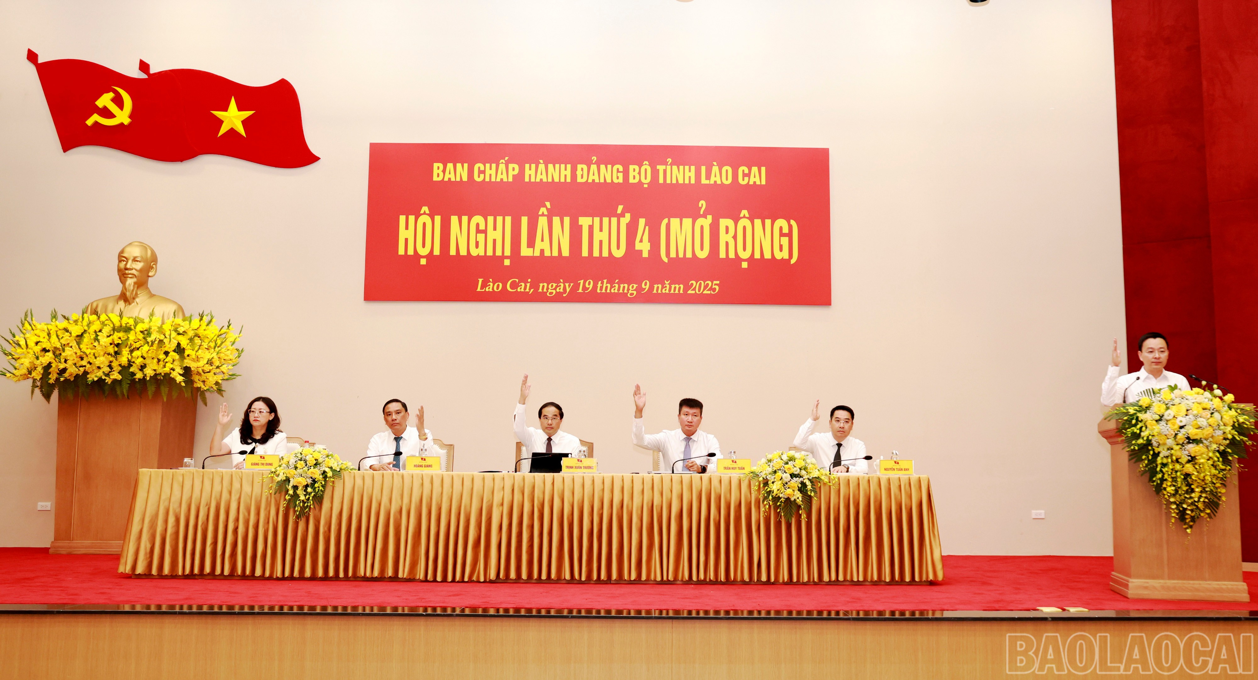 Thường trực Tỉnh ủy chủ trì Hội nghị. baolaocai-br_060a7217.jpg