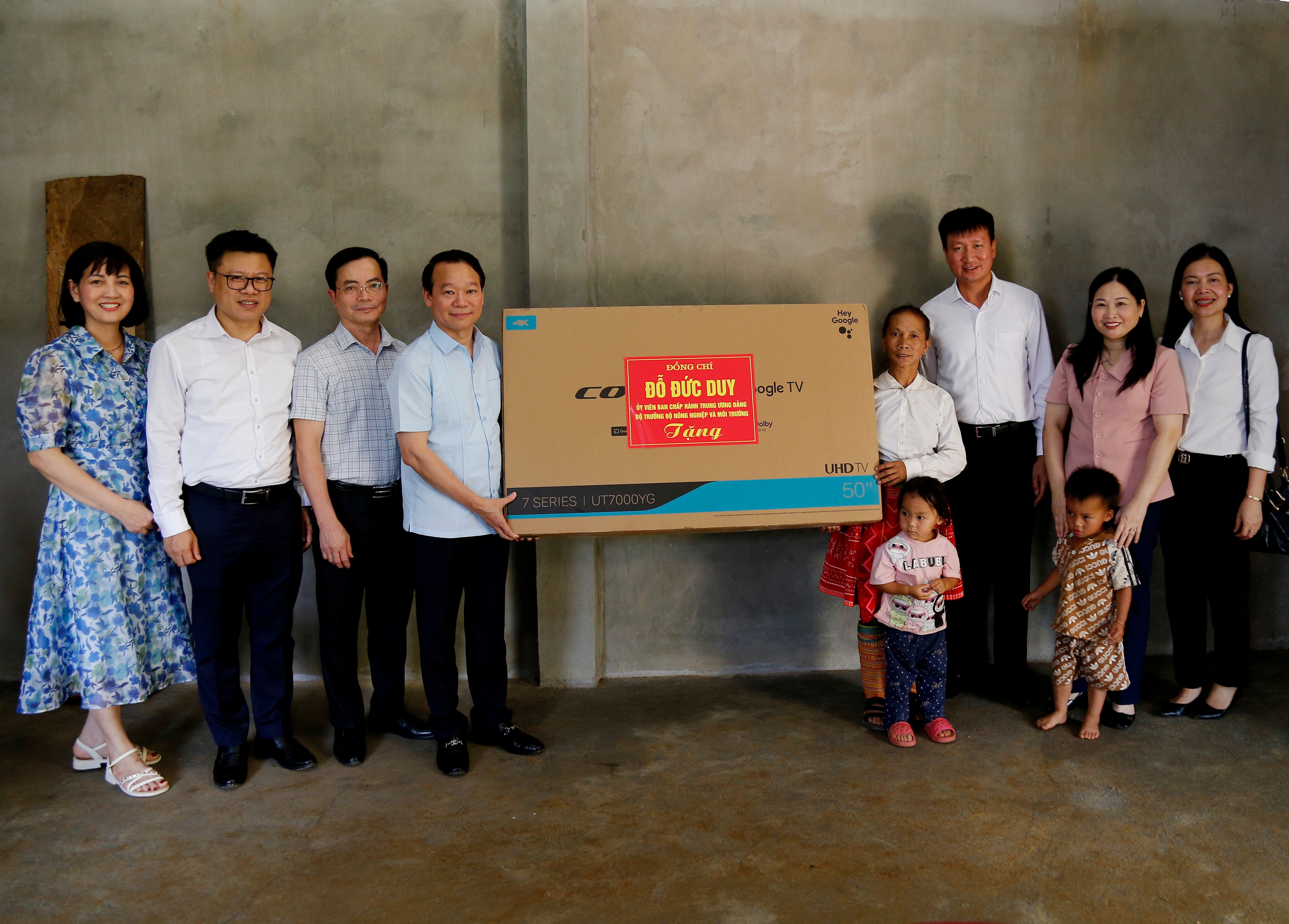 Bộ trưởng Đỗ Đức Duy và Chủ tịch UBND tỉnh Trần Huy Tuấn cùng đoàn công tác tặng quà cho gia đình chị Sùng Thị Dùa, thôn Tấu Dưới, xã Trạm Tấu mg-4525.jpg