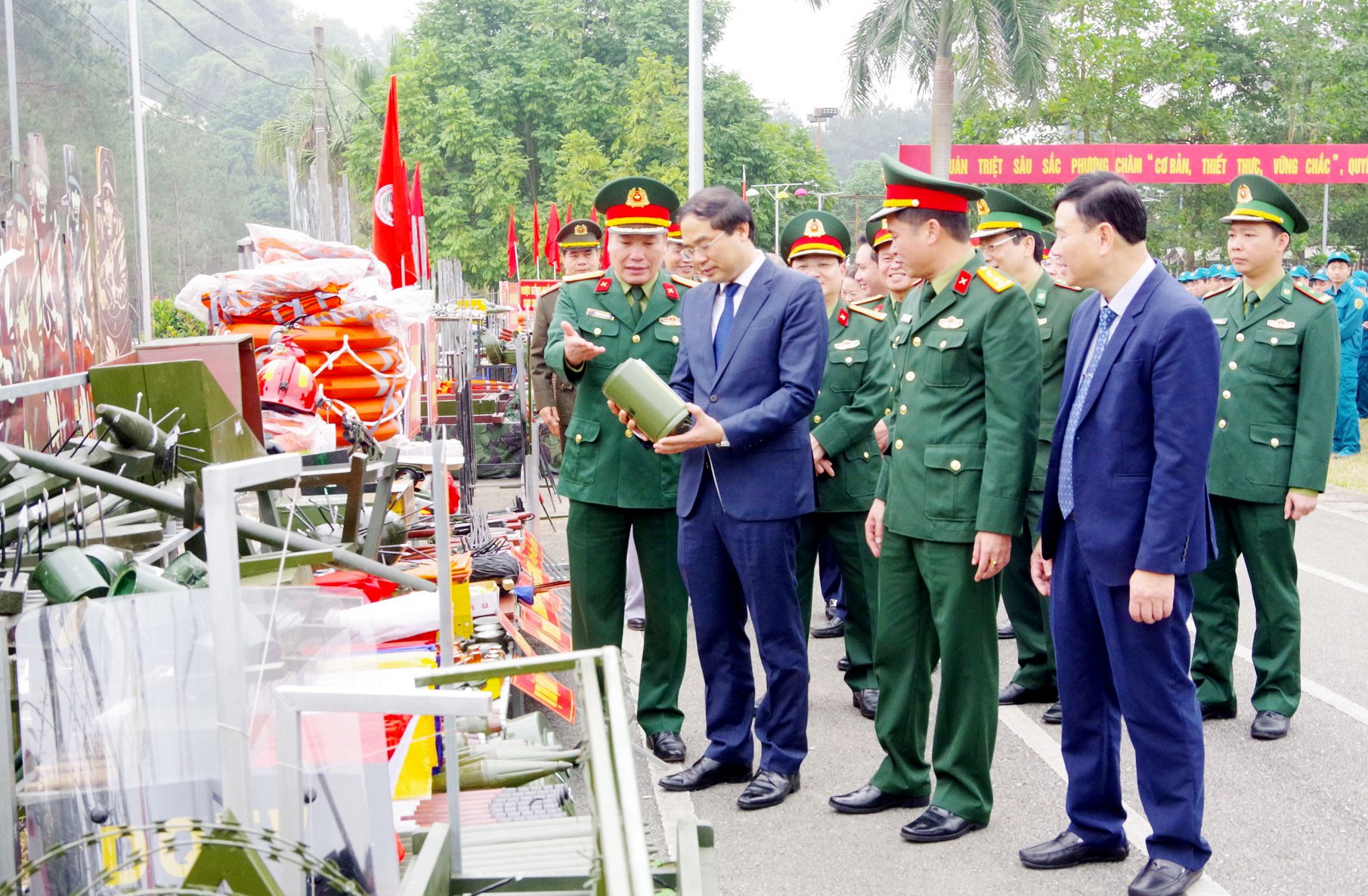 Đồng chí Trịnh Xuân Trường, Bí thư Tỉnh ủy, Chủ tịch HĐND tỉnh tham quan trưng bày mô hình học cụ tại Lễ ra quân huấn luyện năm 2025. anh-bi-thu-tr.jpg