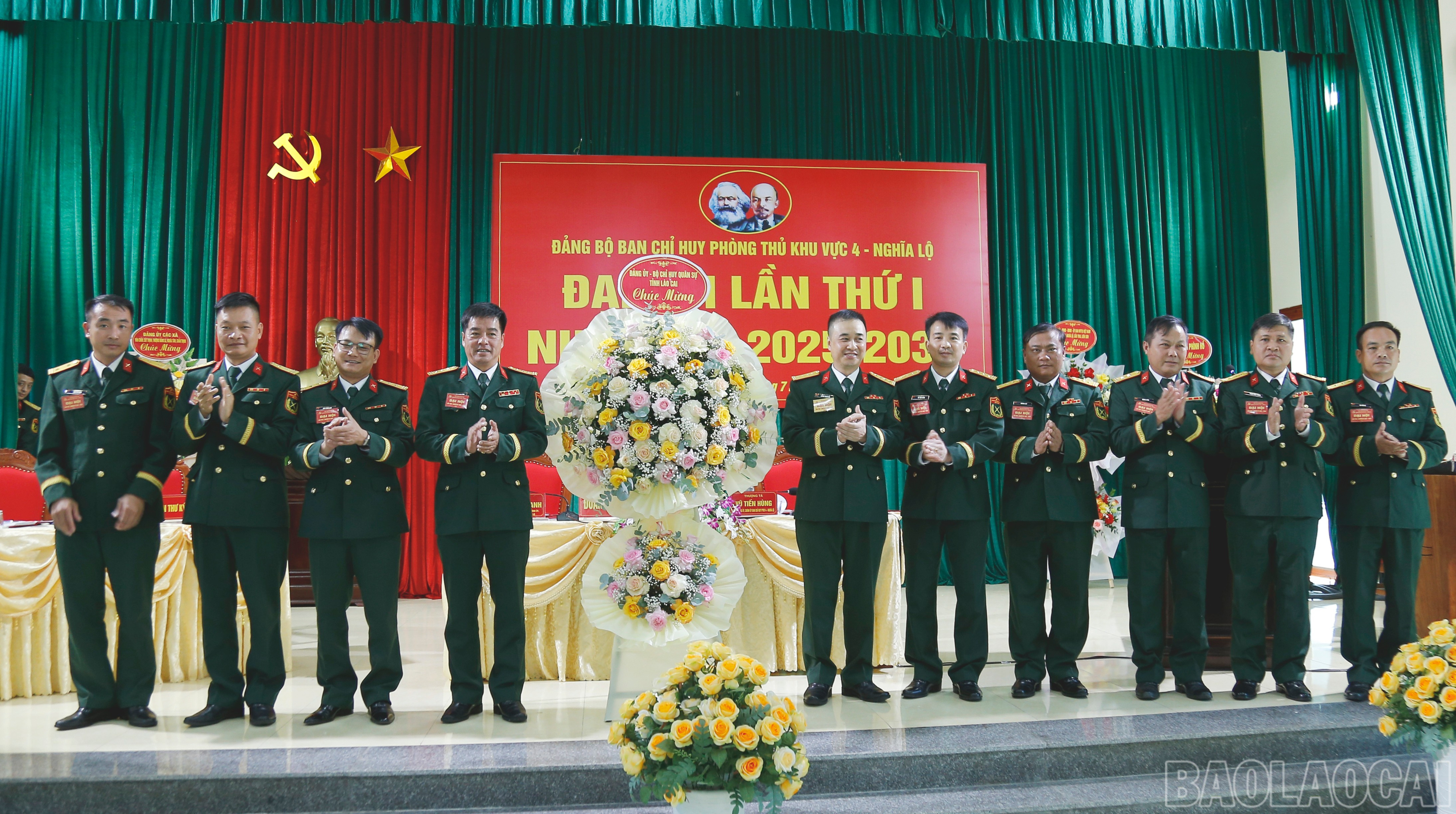 Đại tá Lương Thanh Hải, Phó Chỉ huy trưởng, Tham mưu trưởng Bộ CHQS tỉnh tặng hoa chúc mừng Đại hội. baolaocai-br_mg-5184.jpg