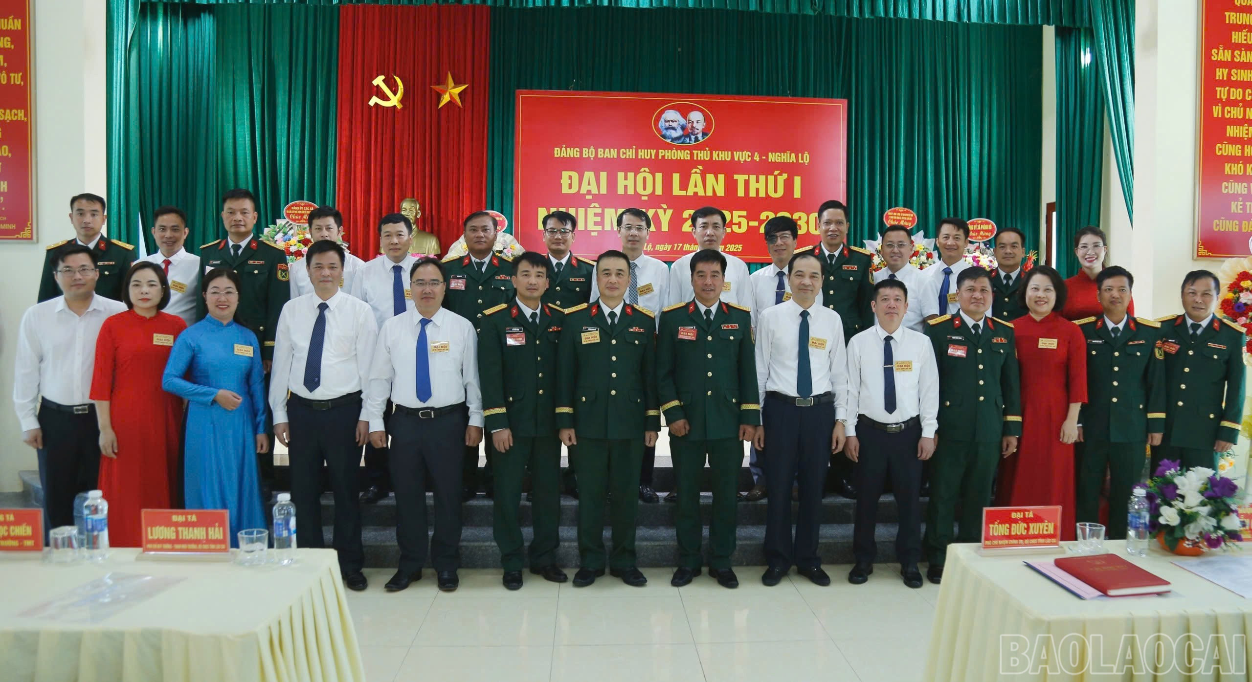 Các đại biểu dự Đại hội chụp ảnh lưu niệm cùng Ban Chấp hành Đảng bộ Ban Chỉ huy Phòng thủ khu vực 4 - Nghĩa Lộ. baolaocai-br_17-7-ve2.jpg