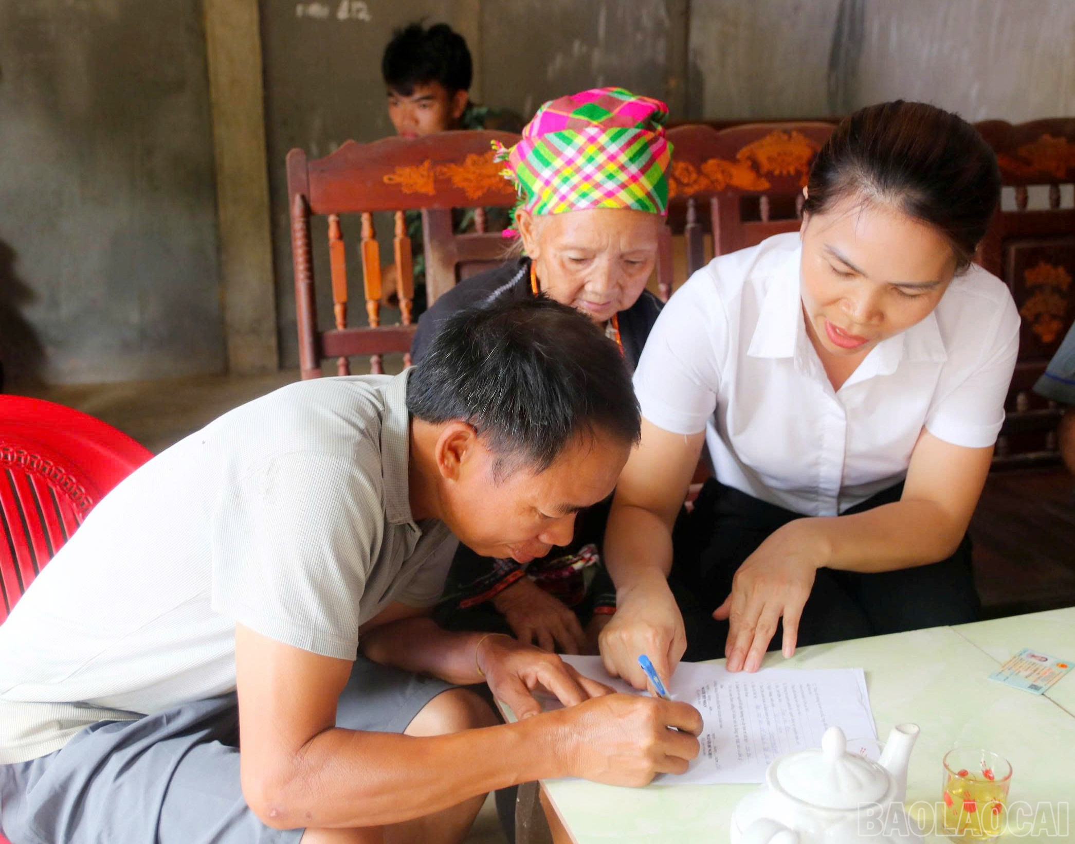 Cán bộ các tổ công tác đến từng hộ gia đình hỗ trợ người dân giải quyết thủ tục hành chính baolaocai-br_gen-h-z6803635636853-7f097ed6889ea1bd0ac82426f8653552.jpg