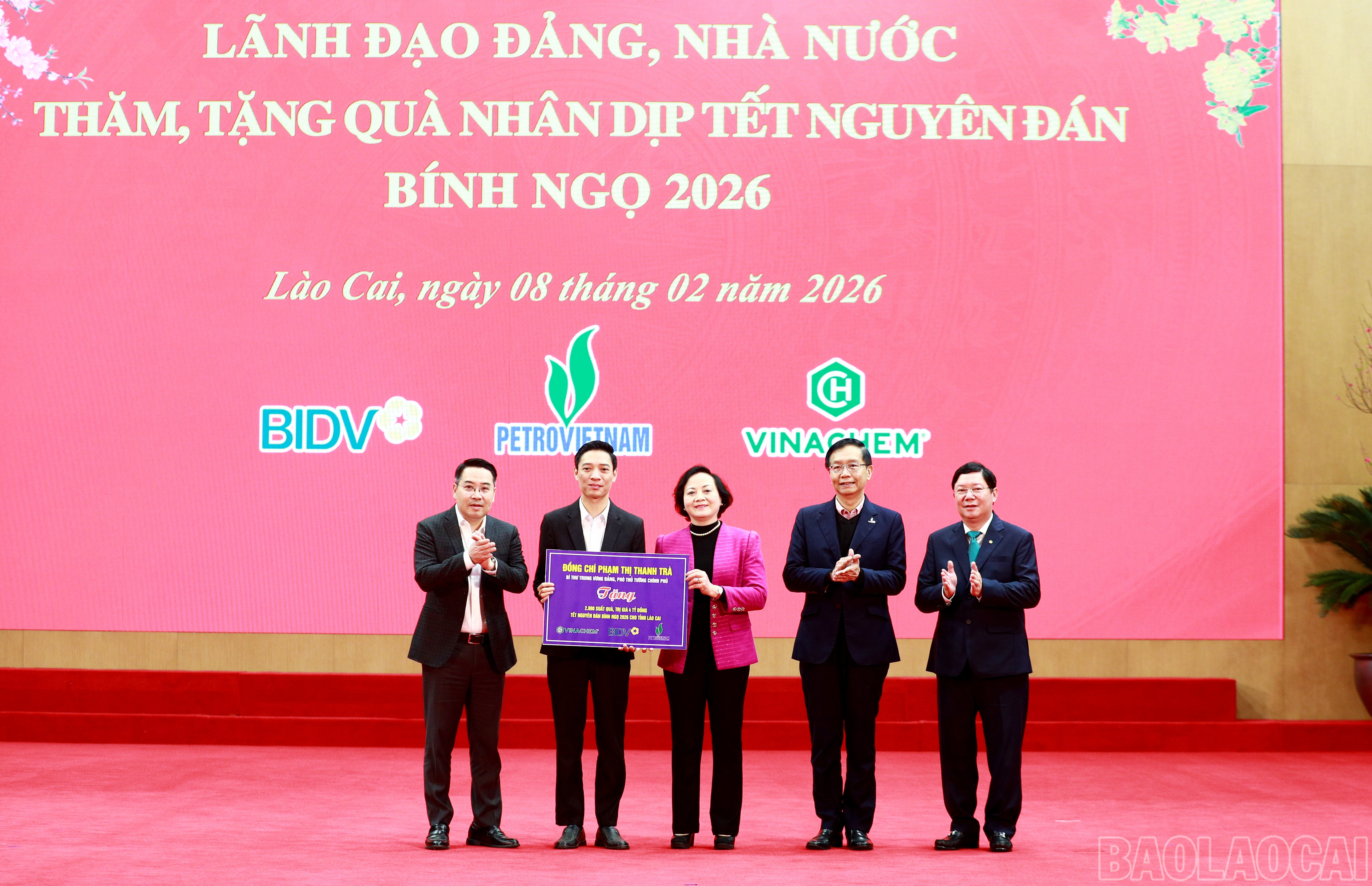 Phó Thủ tướng Chính phủ và Đoàn công tác đã trao biển hỗ trợ 2.800 suất quà, trị giá 4 tỷ đồng cho các hộ gia đình chính sách, hộ nghèo trên địa bàn tỉnh.