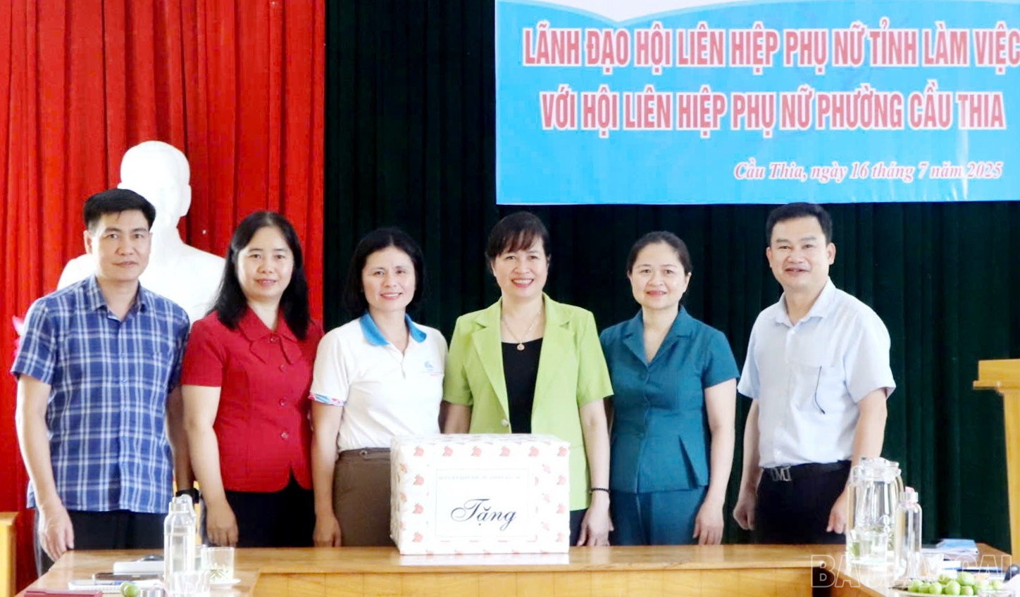 Lãnh đạo Hội LHPN tỉnh tặng quà Hội Phụ nữ phường Cầu Thia. baolaocai-br_anh-pn-1.jpg