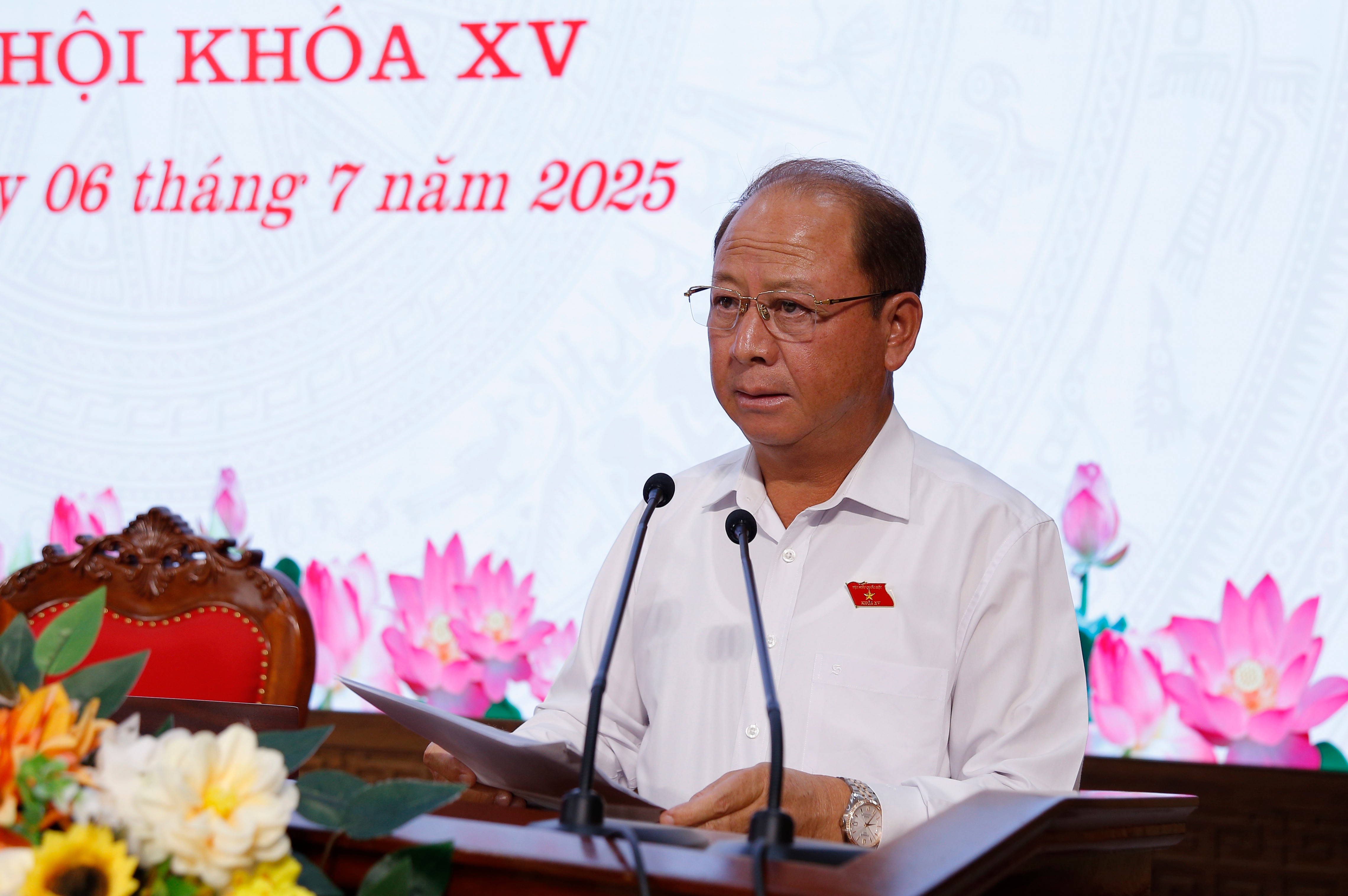 Phó trưởng Đoàn đại biểu Quốc hội chuyên trách phụ trách Đoàn đại biểu Quốc hội tỉnh Sùng A Lềnh báo cáo về kết quả Kỳ họp thứ 9, Quốc hội khóa XV. mg-4396.jpg