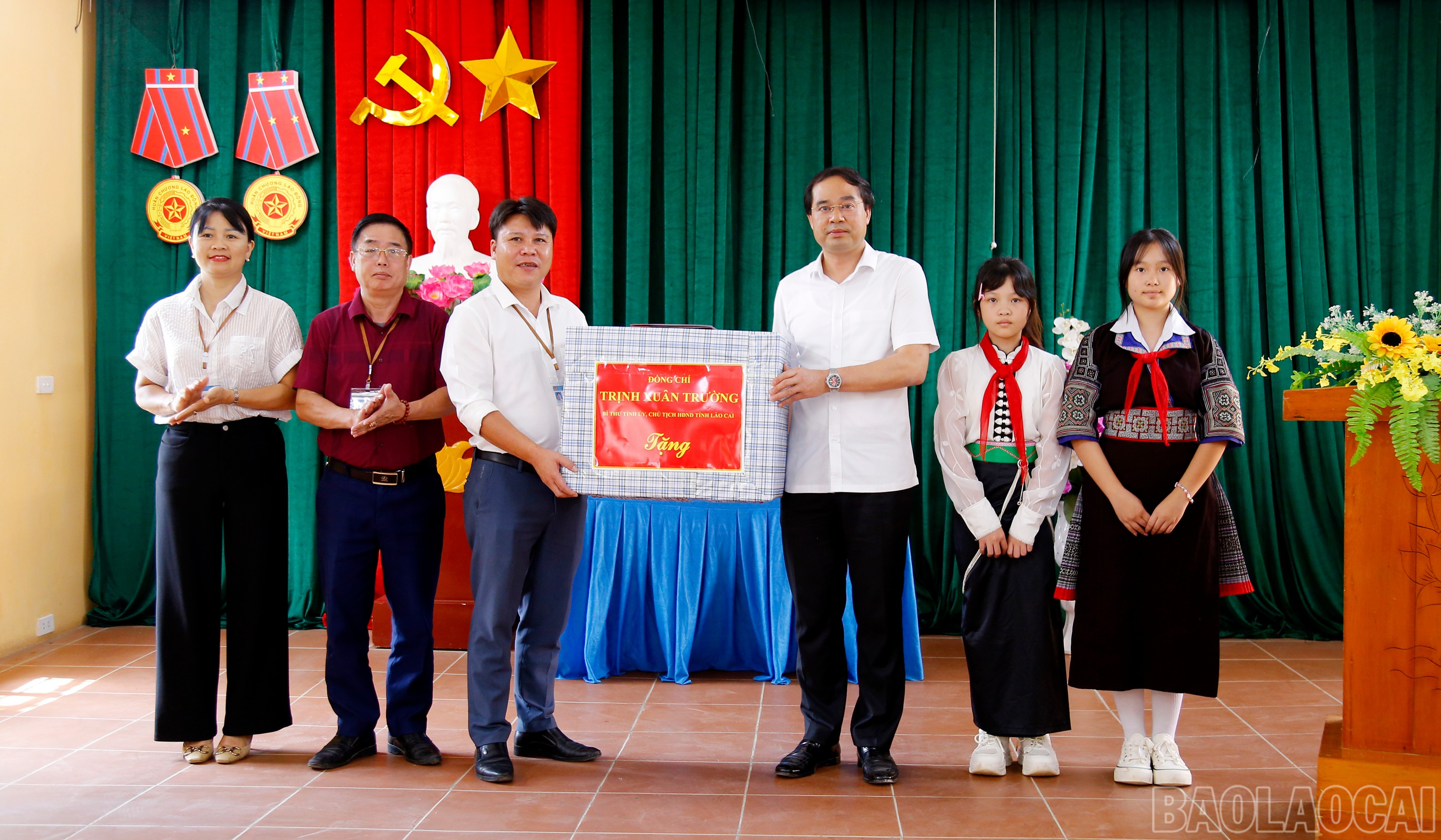 Đồng chí Bí thư Tỉnh ủy, Chủ tịch HĐND tỉnh tặng quà Trường Phổ thông dân tộc nội trú Trung học cơ sở Mù Cang Chải. baolaocai-br_mg-7145.jpg