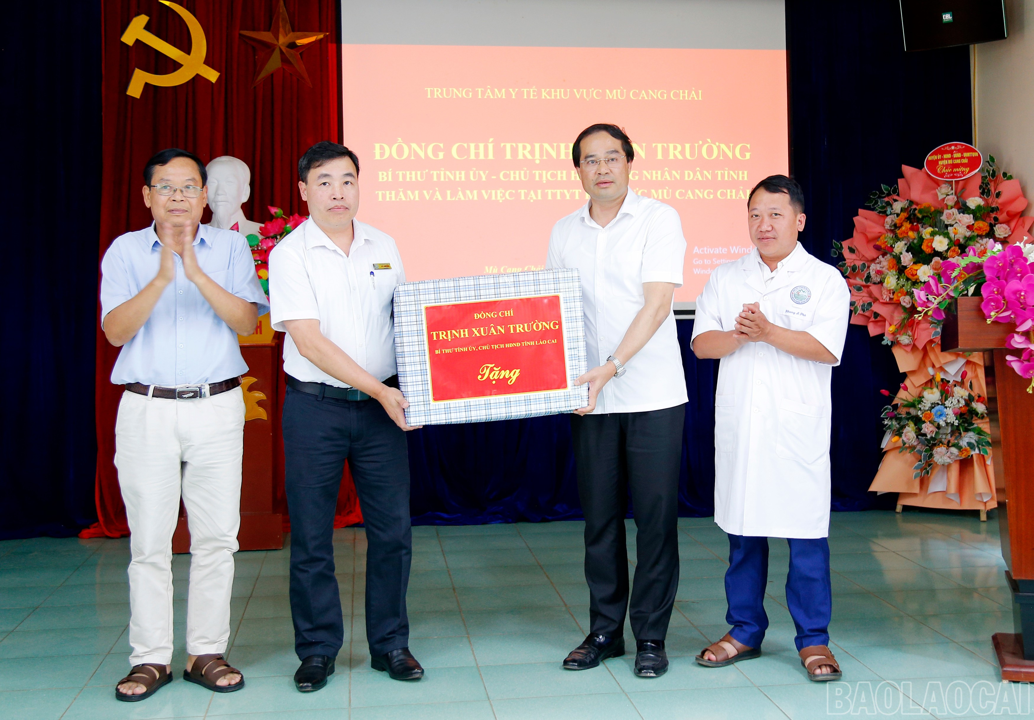 Đồng chí Bí thư Tỉnh ủy, Chủ tịch HĐND tỉnh tặng quà cho Trung tâm Y tế khu vực Mù Cang Chải. baolaocai-br_mg-7166.jpg