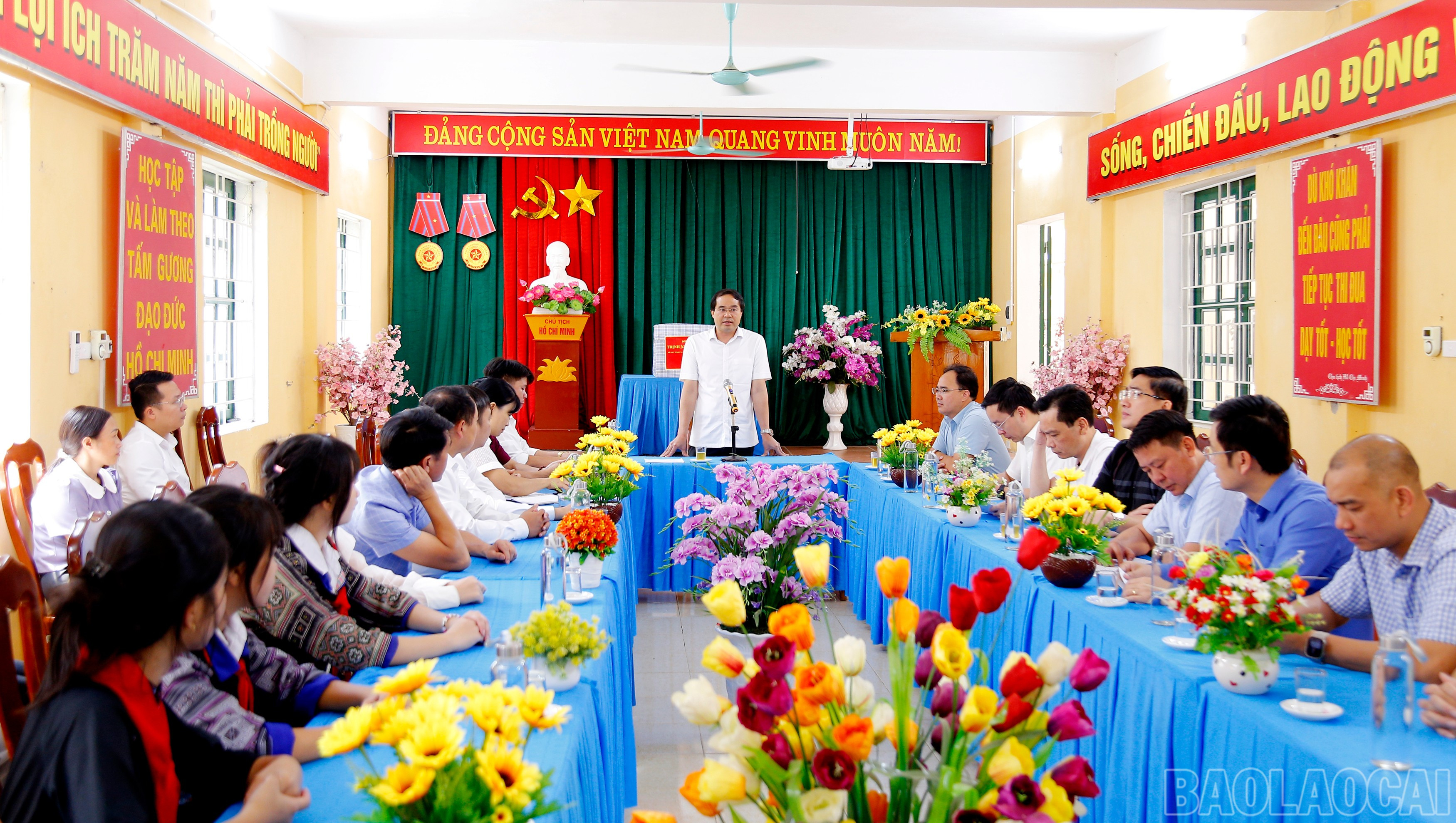 Đồng chí Trịnh Xuân Trường - Bí thư Tỉnh ủy, Chủ tịch HĐND tỉnh phát biểu tại buổi làm việc với Trường Phổ thông dân tộc nội trú Trung học cơ sở Mù Cang Chải. baolaocai-br_mg-7141.jpg