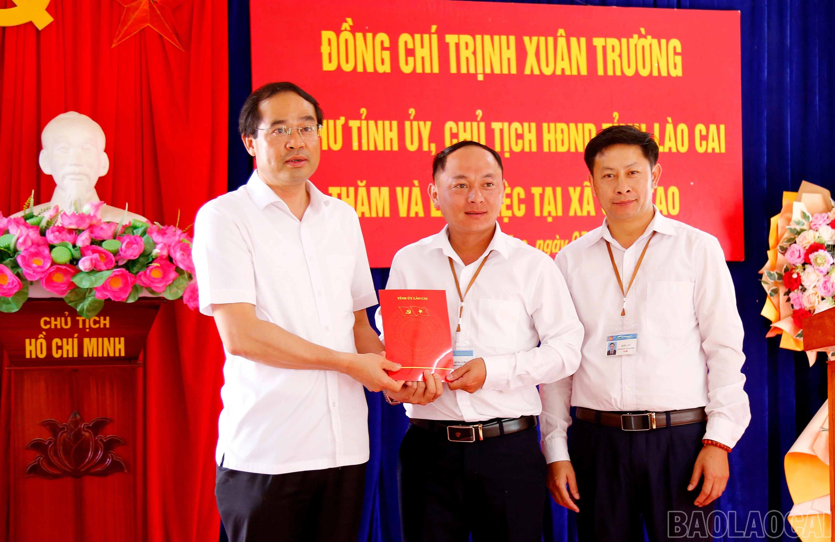 Đồng chí Bí thư Tỉnh ủy, Chủ tịch HĐND tỉnh Trịnh Xuân Trường tặng Quỹ Khuyến học xã Chế Tạo 30 triệu đồng.