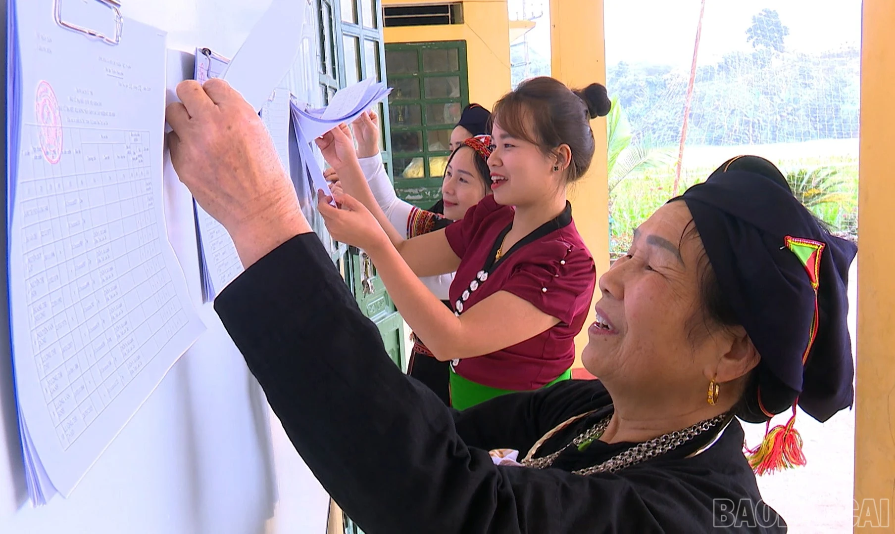 baolaocai-br_cu-tri-khanh-hoa-xem-bang-niem-yet.jpg