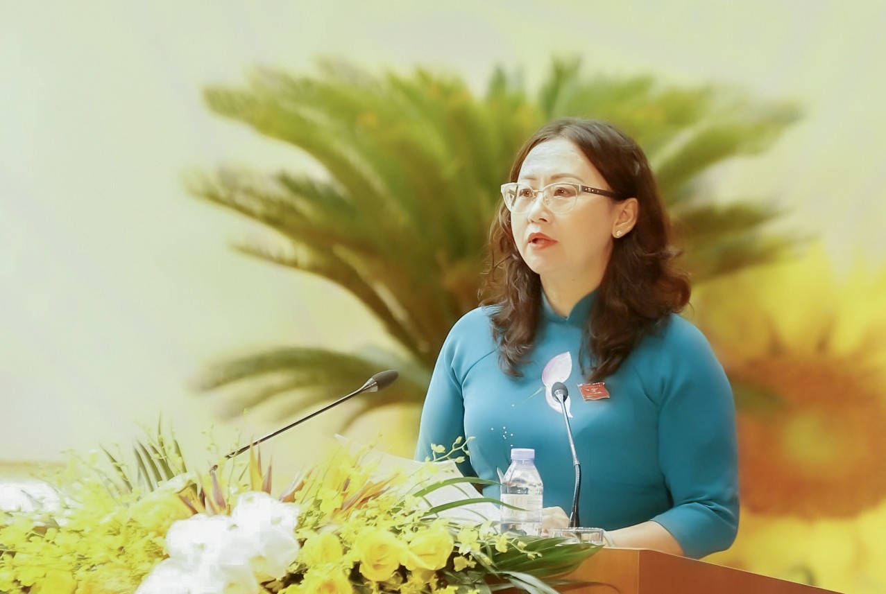 Đồng chí Giàng Thị Dung - Phó Bí thư Tỉnh ủy, Chủ tịch Ủy Ban MTTQ tỉnh trình bày dự thảo Quy chế làm việc của đại hội; thông báo chia tổ thảo luận và địa điểm thảo luận tổ. 1111.jpg