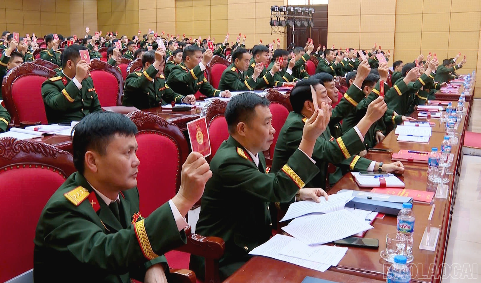 Các đại biểu biểu quyết thông qua quy chế làm việc và nội quy của Đại hội. baolaocai-br_gen-h-z6840257618004-e737a7e51ba64243d1fc9b4c01106cf7.jpg