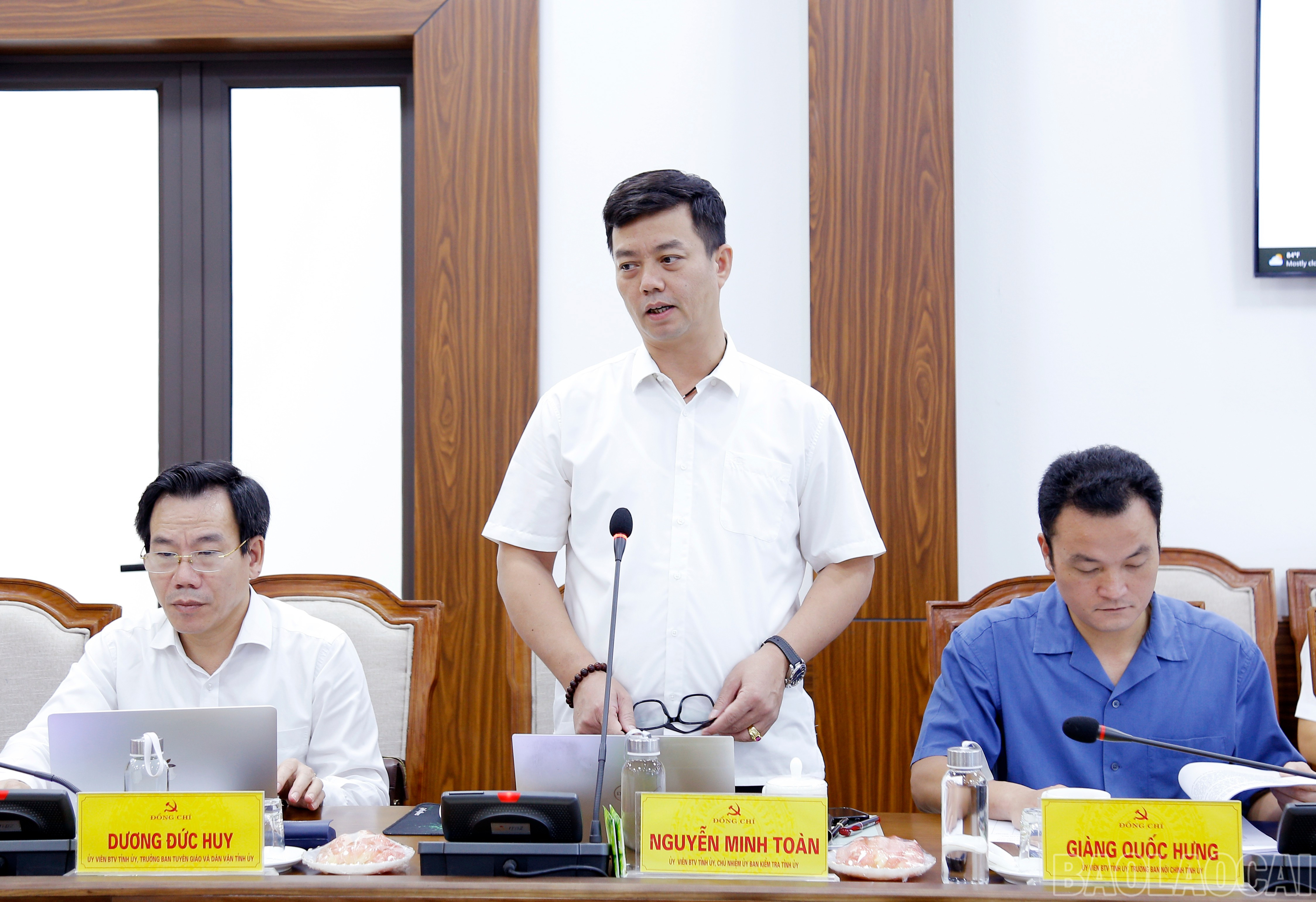 Đồng chí Nguyễn Minh Toàn, Ủy viên Ban Thường vụ, Chủ nhiệm Ủy ban Kiểm tra Tỉnh ủy phát biểu tại cuộc họp. baolaocai-br_mg-4888.jpg