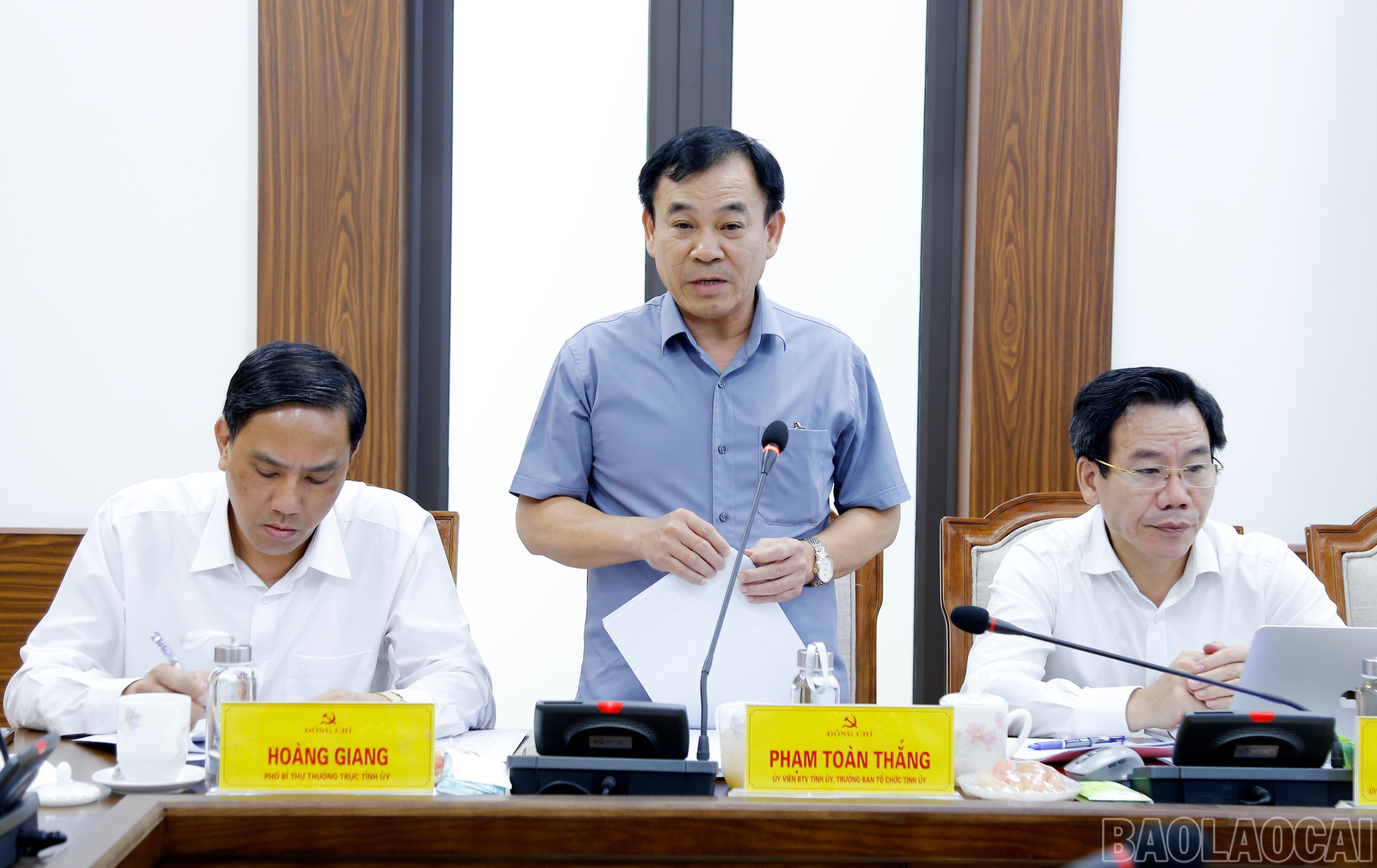 Đồng chí Phạm Toàn Thắng, Ủy viên Ban Thường vụ Tỉnh ủy, Trưởng Ban Tổ chức Tỉnh ủy phát biểu tại cuộc họp. baolaocai-br_mg-4897.jpg