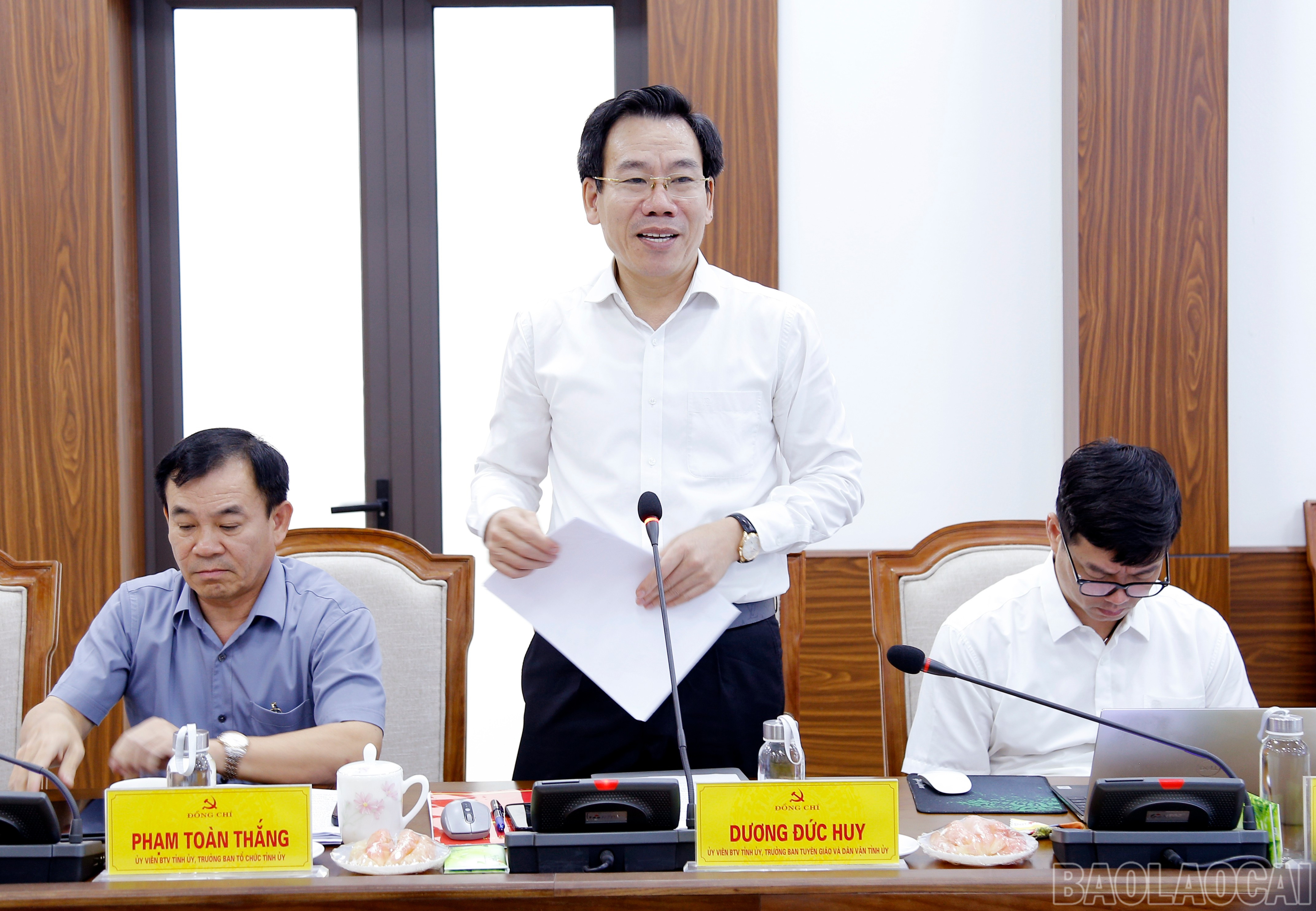 Đồng chí Dương Đức Huy, Ủy viên Ban Thường vụ Tỉnh ủy, Trưởng Ban Tuyên giáo và Dân vận Tỉnh ủy phát biểu ý kiến. baolaocai-br_mg-4899.jpg