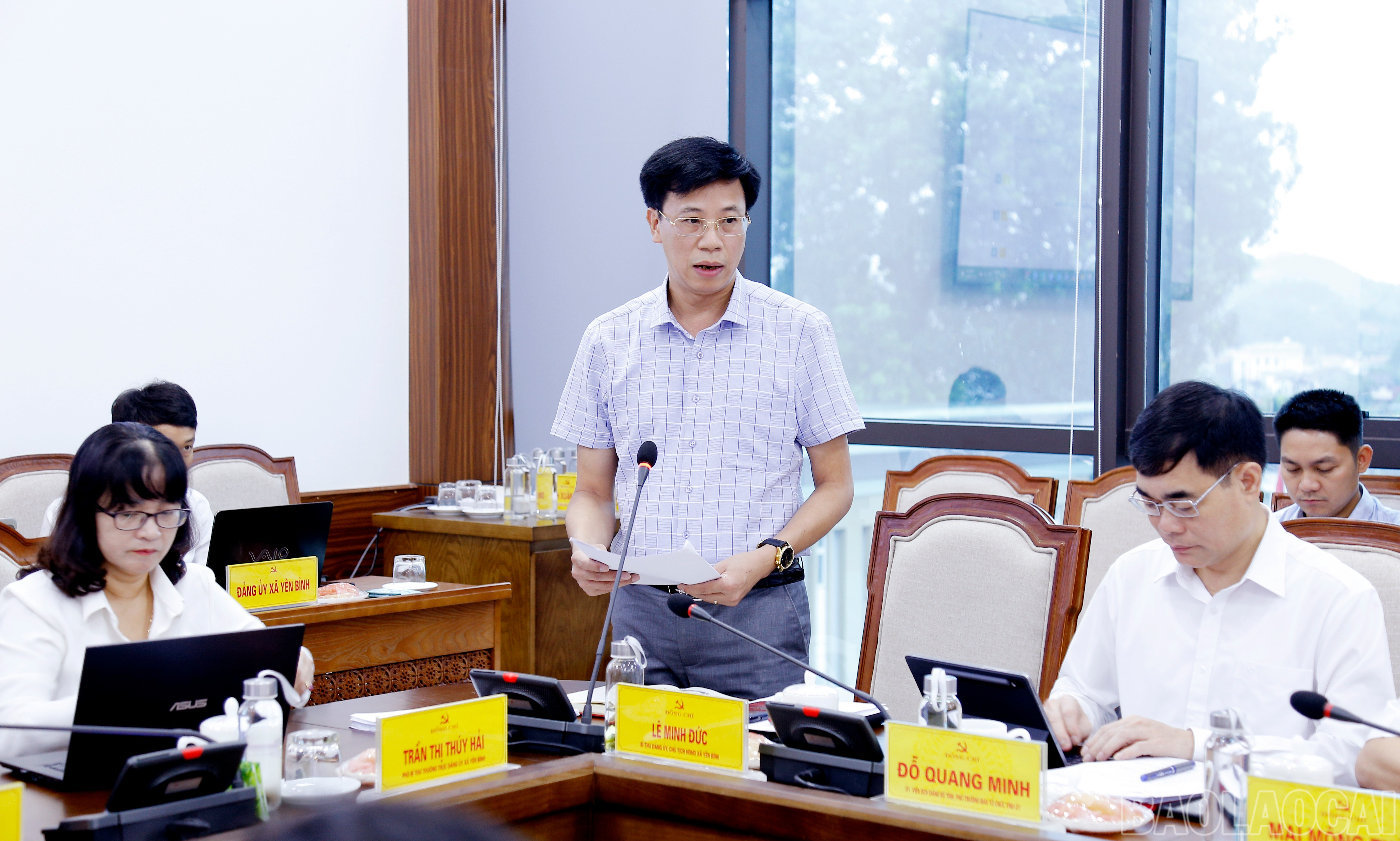 Đồng chí Lê Minh Đức, Bí thư Đảng ủy xã Yên Bình trình bày nội dung công tác chuẩn bị tổ chức Đại hội đại biểu Đảng bộ xã lần thứ I, nhiệm kỳ 2025 - 2030 baolaocai-br_mg-4869.jpg
